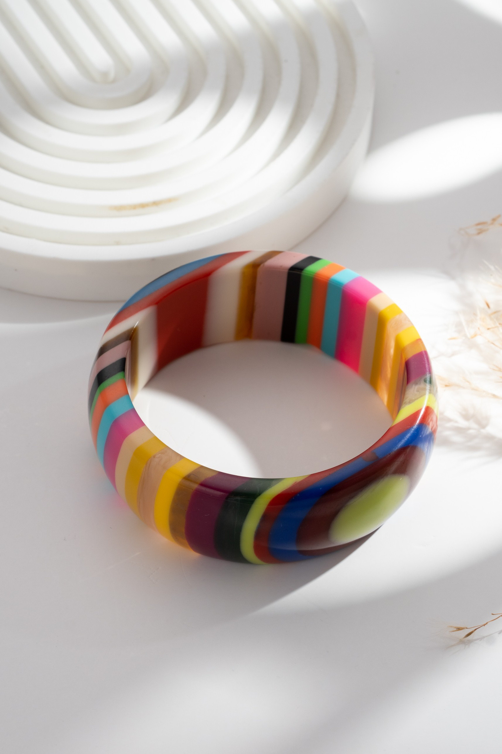 Grossiste COSMOS - Bracelet jonc résine multicolore nuancé, design artistique chic