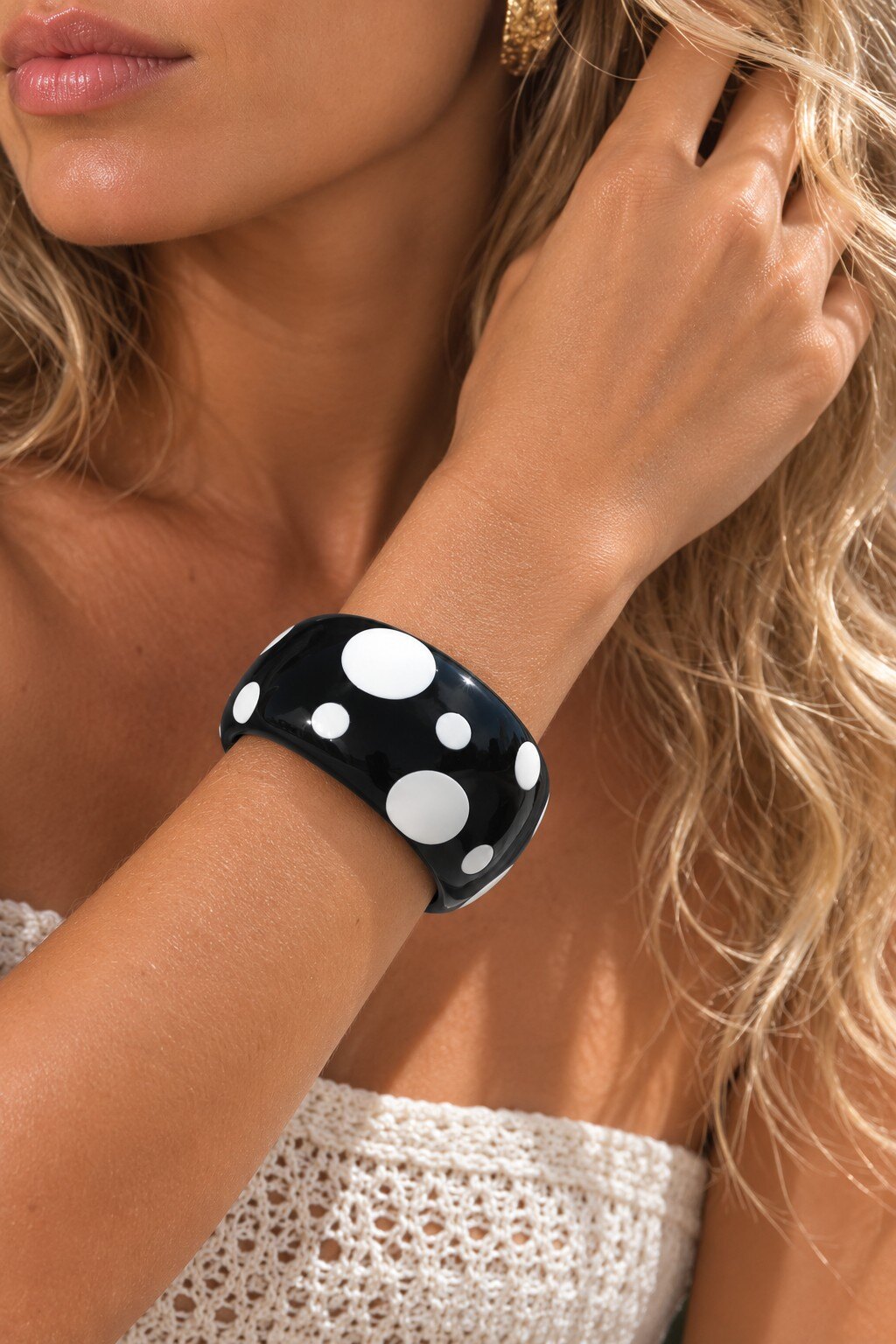 Wholesaler COSMOS - Resin Bangle Bracelet – Shiny Black with Graphic White Polka Dots