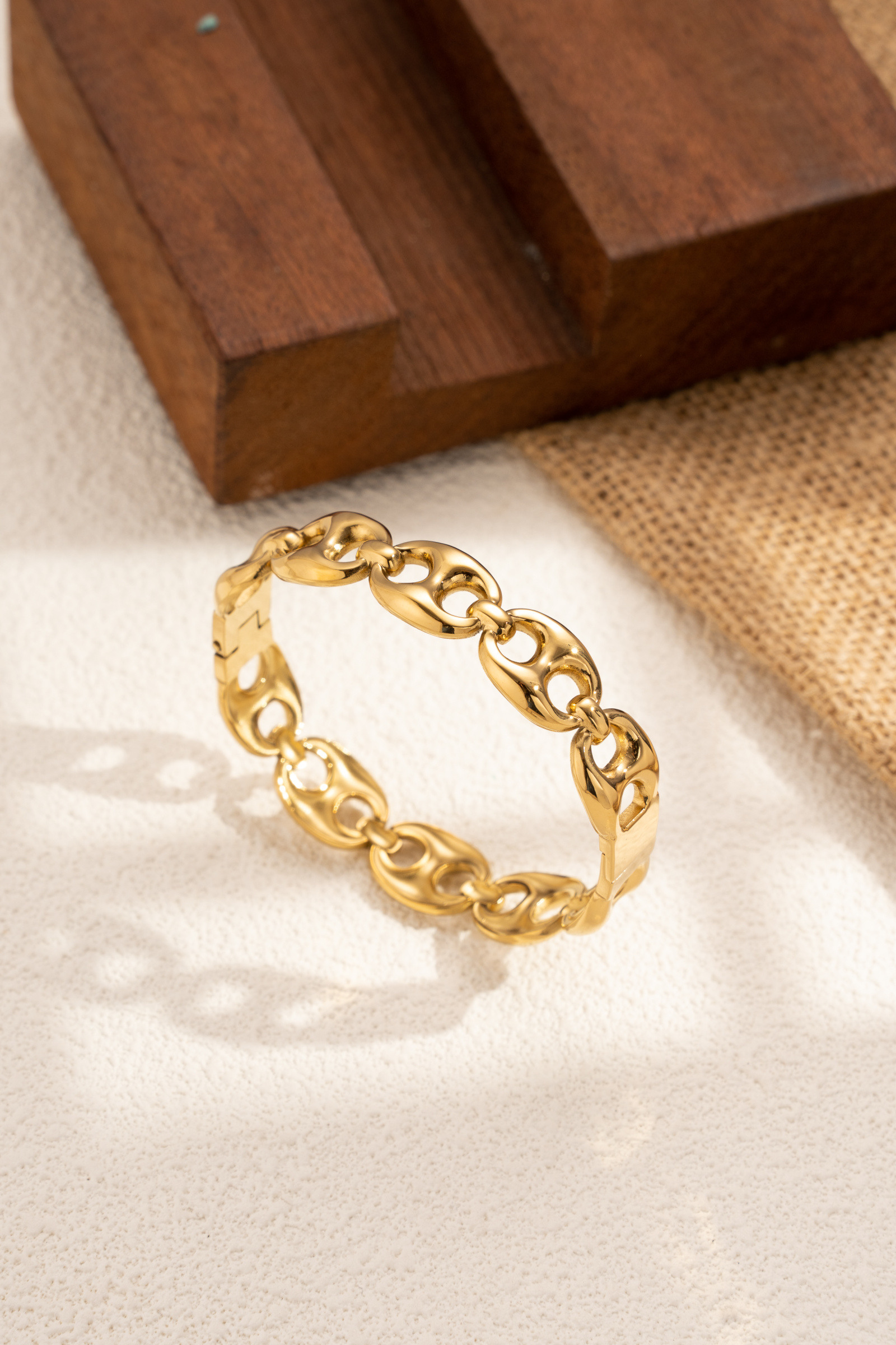 Wholesaler COSMOS - Women's oval chain bracelet in gold stainless steel, modern, elegant, refined, trendy, timeless