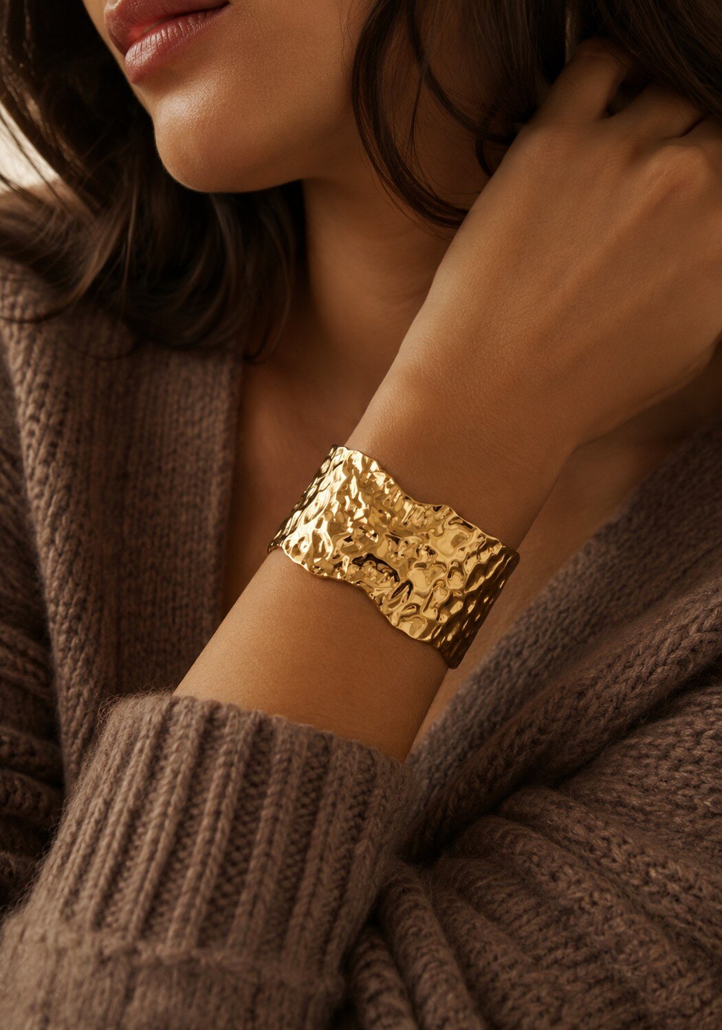 Grossista COSMOS - Bracciale rigido martellato in oro largo con texture organica, design luminoso, moderno, chic e senza tempo