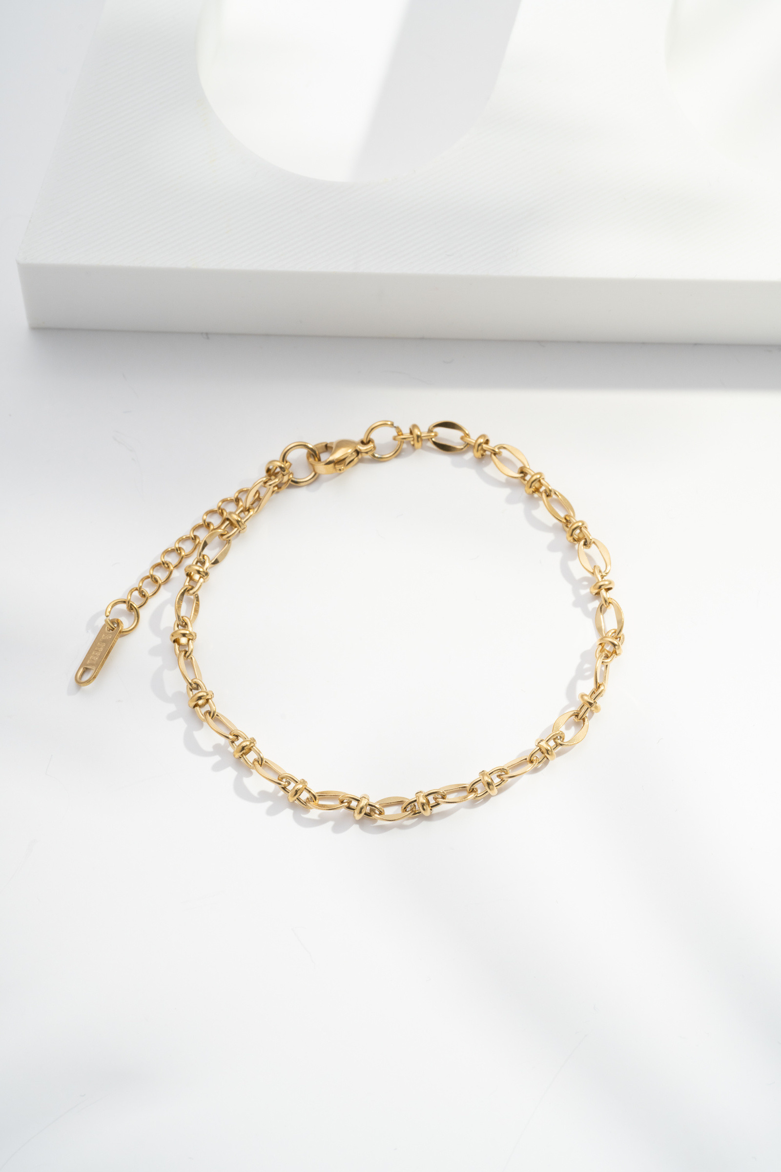 Grossista COSMOS - Bracciale Nodo — Maglie Scolpite in Acciaio Inossidabile Dorato Regolabile