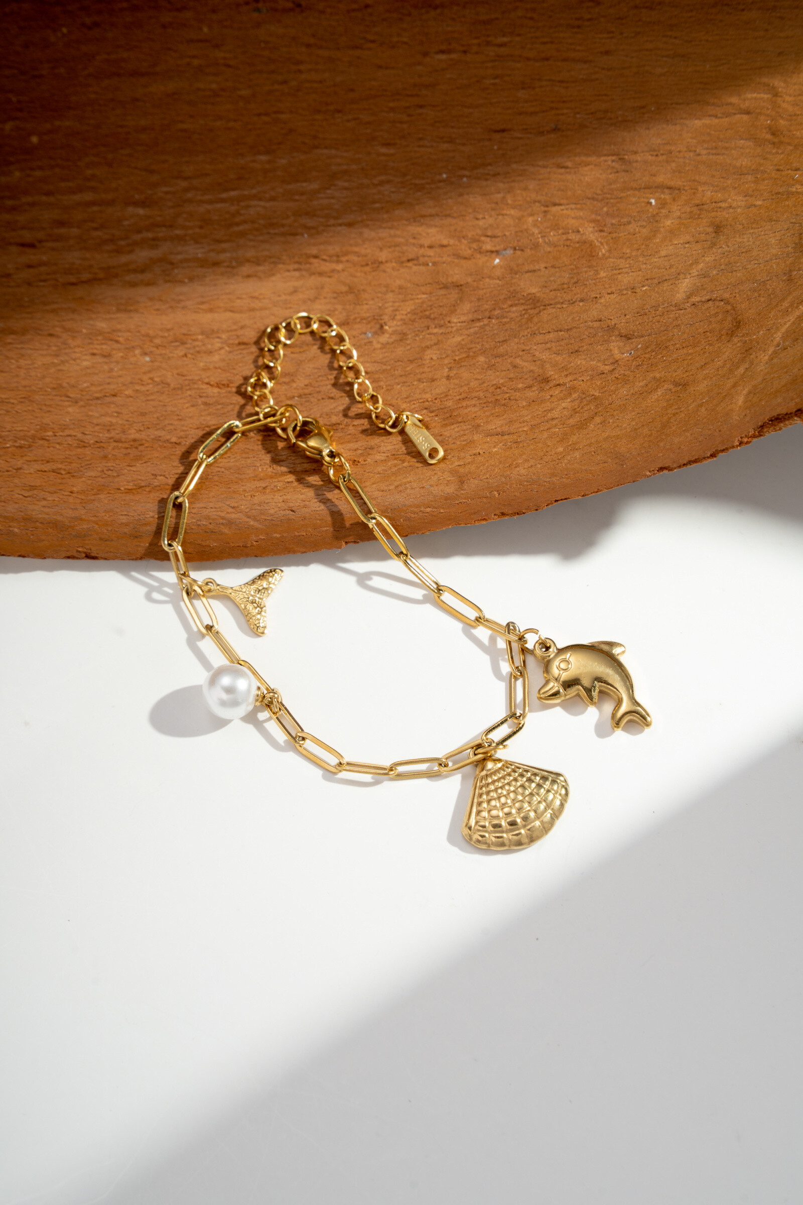 Grossista COSMOS - Bracciale con ciondoli a forma di conchiglia, pesce, perla e coda di sirena in acciaio