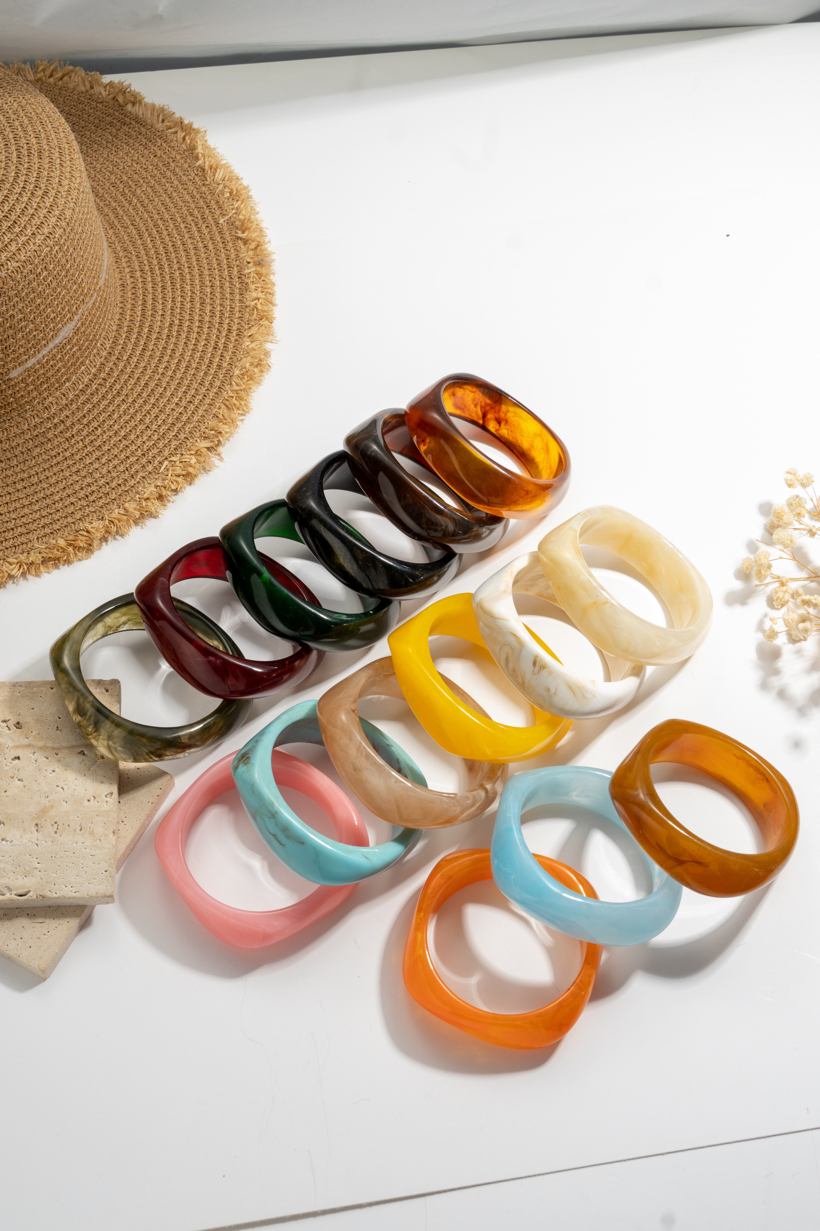 Grossiste COSMOS - Lot de 12 Bracelets Jonc Résine – Couleurs Mixtes Marbrées et Translucides