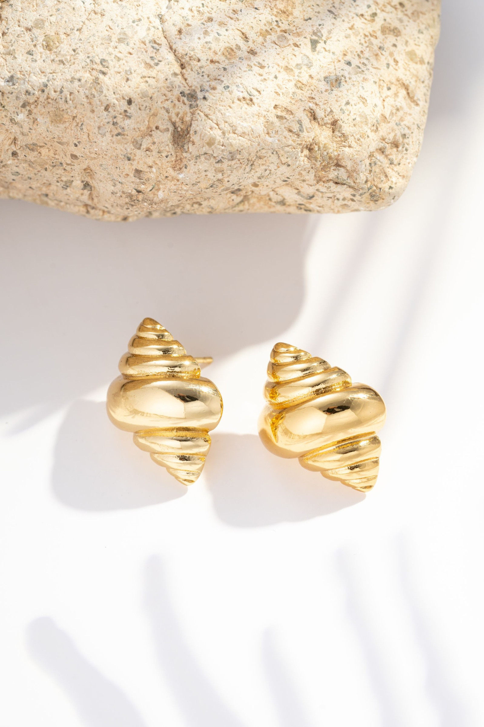 Wholesaler COSMOS - Gold-plated stainless steel earrings, shiny shell spiral, elegant tapered design