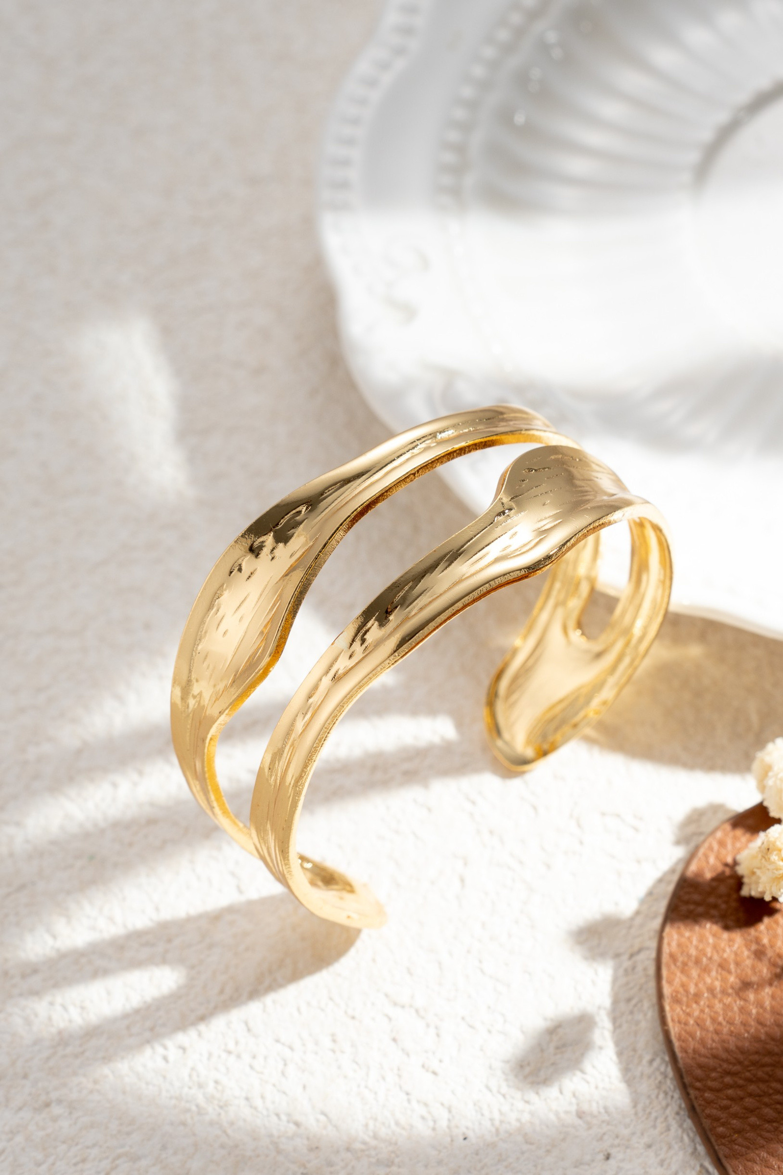 Grossista COSMOS - Bracciale a Polsino Martellato Dorato con Doppia Fascia in Acciaio Inossidabile, Scultura di Luce Moderna