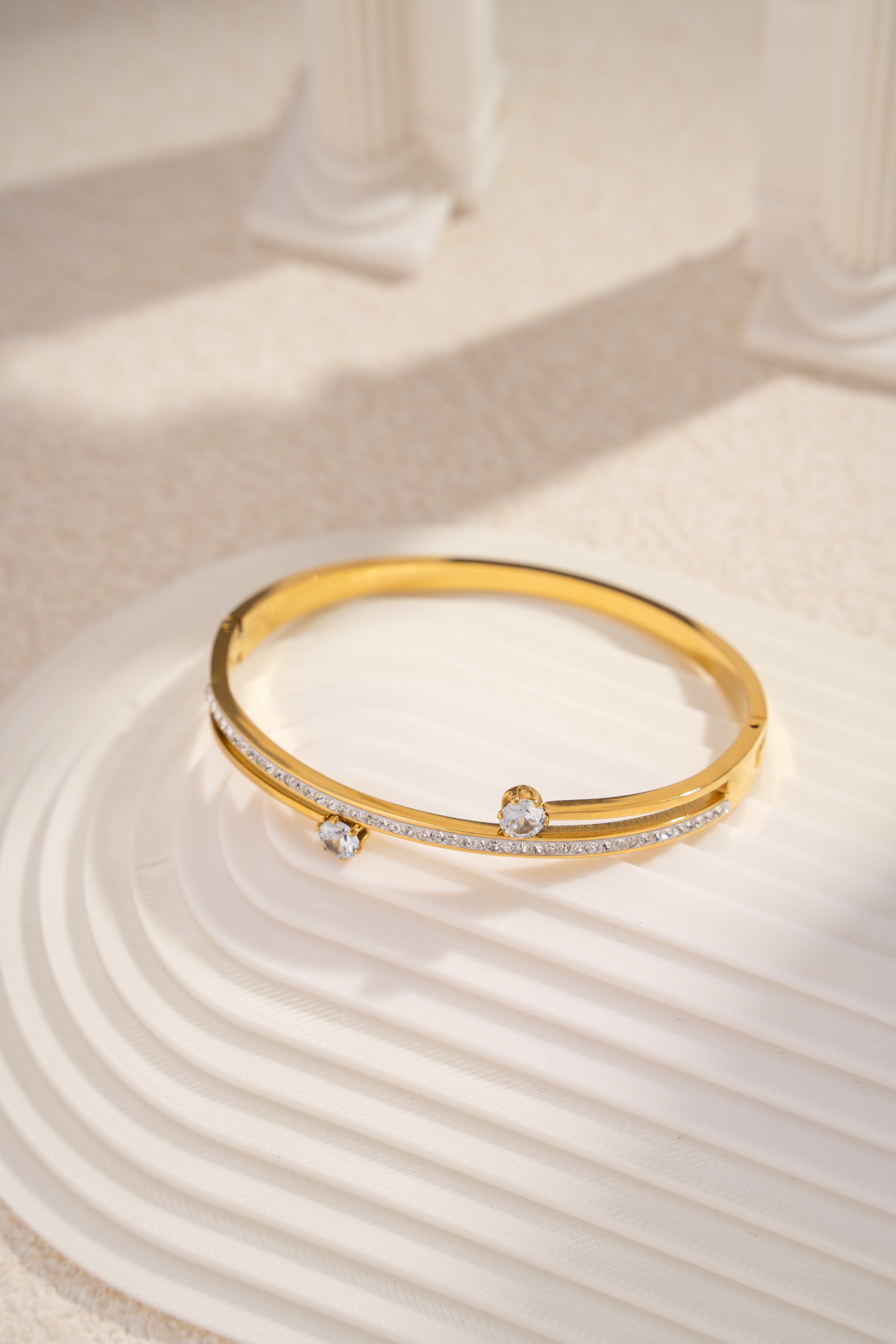 Grossiste COSMOS - Bracelet Jonc Doré Éclat Cristallin – Acier Inoxydable
