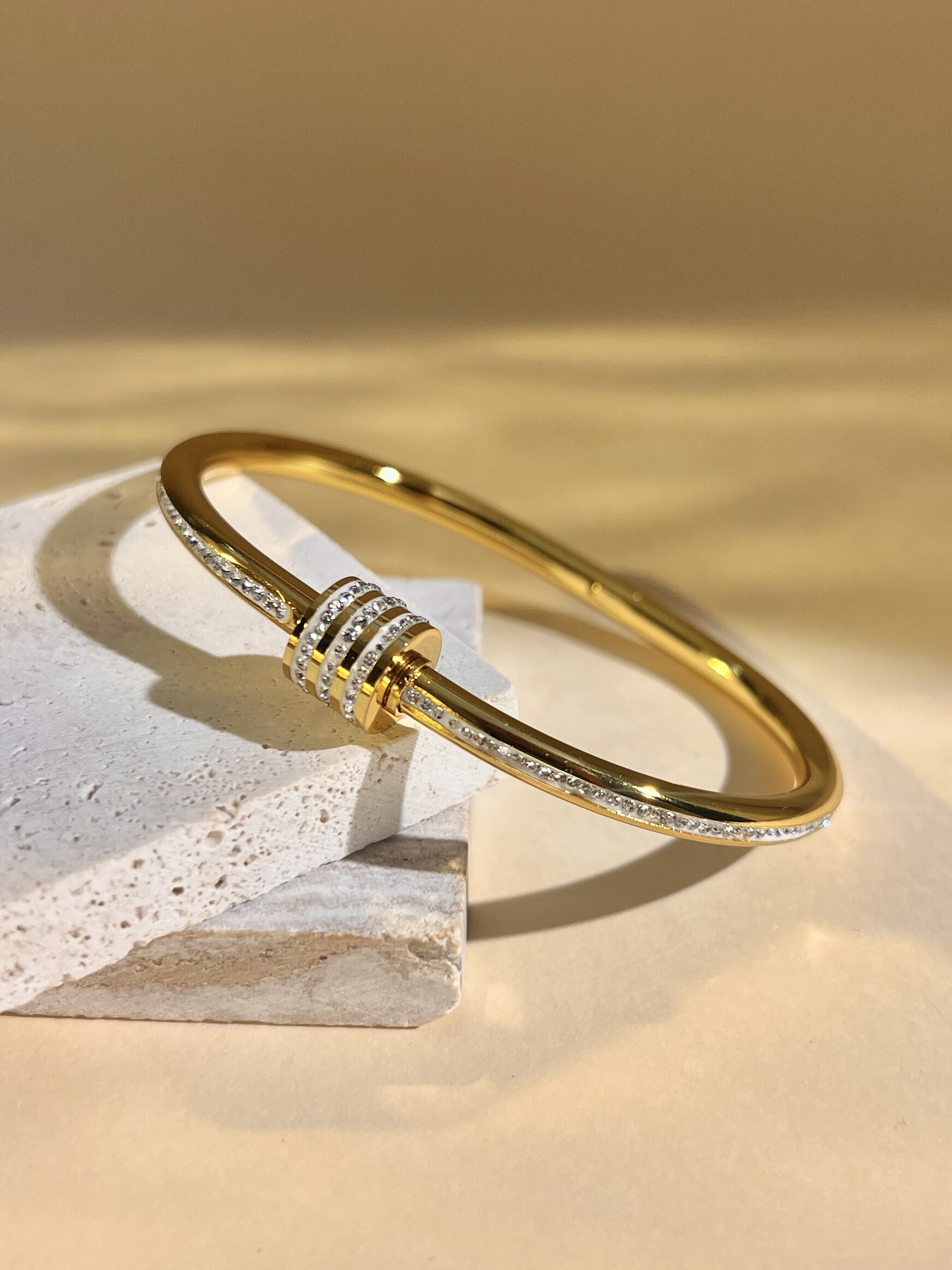 Grossista COSMOS - Bracciale rigido in acciaio inossidabile brillante con strass chic ed elegante