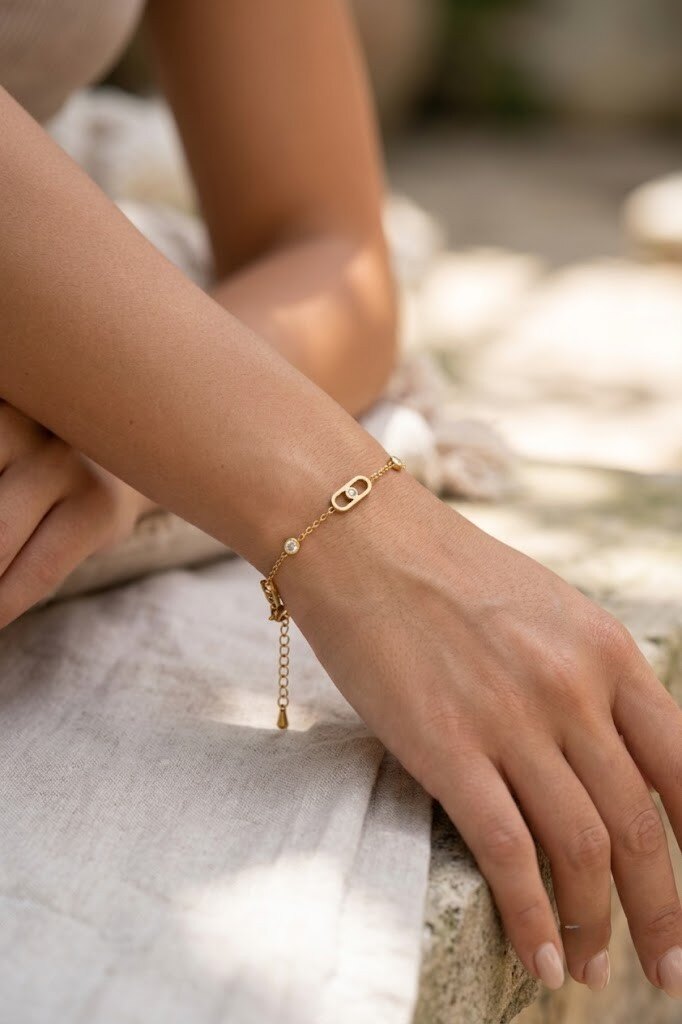 Wholesaler COSMOS - Elegant round oval rhinestone bracelet in gold stainless steel, slim, adjustable, and radiant