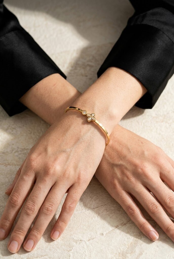 Wholesaler COSMOS - Gold flower bracelet stainless steel delicate elegant feminine bright chic