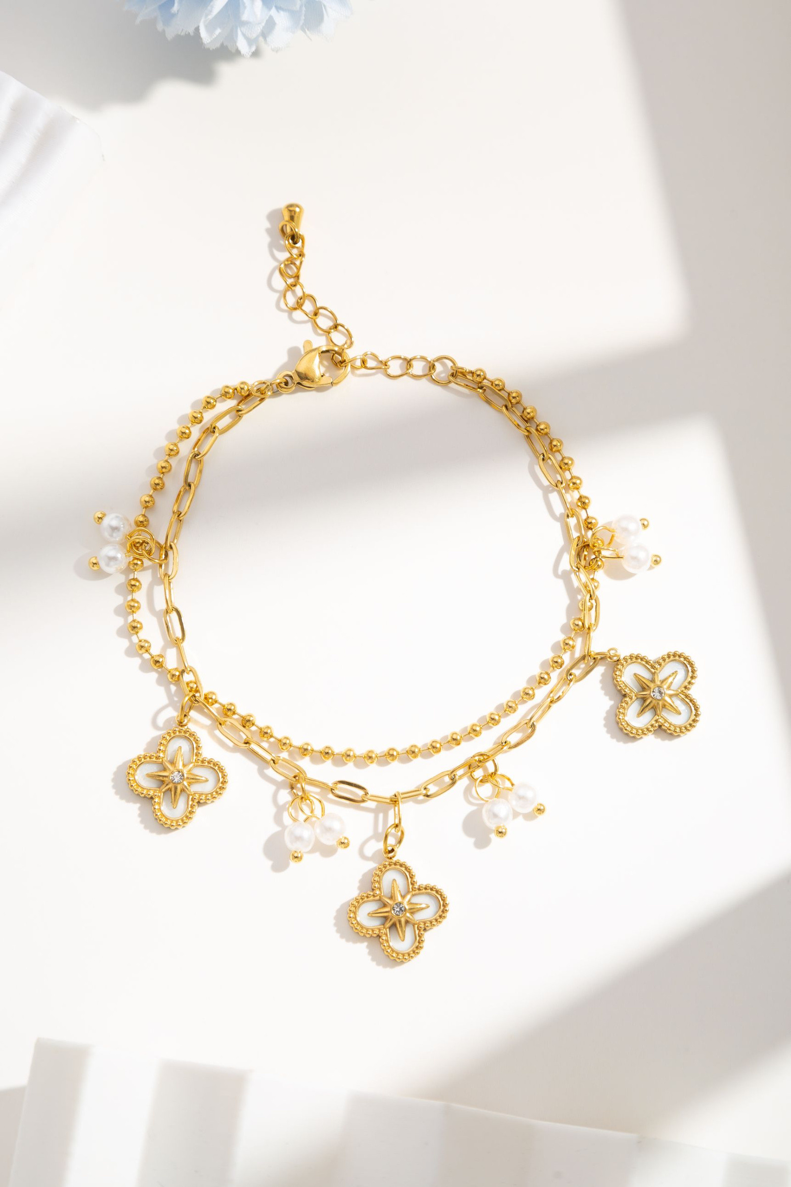 Großhändler COSMOS - Zartes und elegantes vierblättriges Kleeblatt-Armband aus vergoldetem Edelstahl, verstellbar und schick
