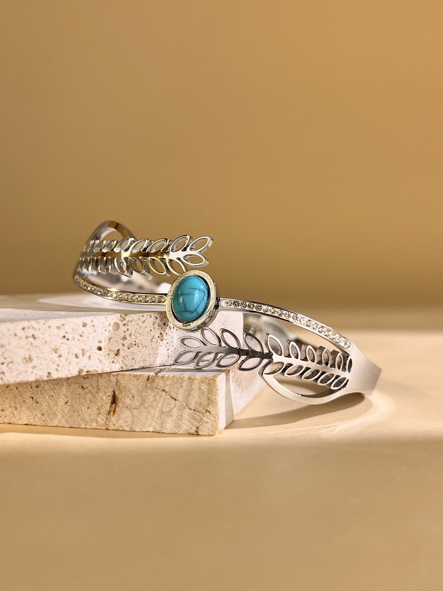 Grossiste COSMOS - Bracelet jonc ajouré motif feuille avec pierre turquoise – acier inoxydable