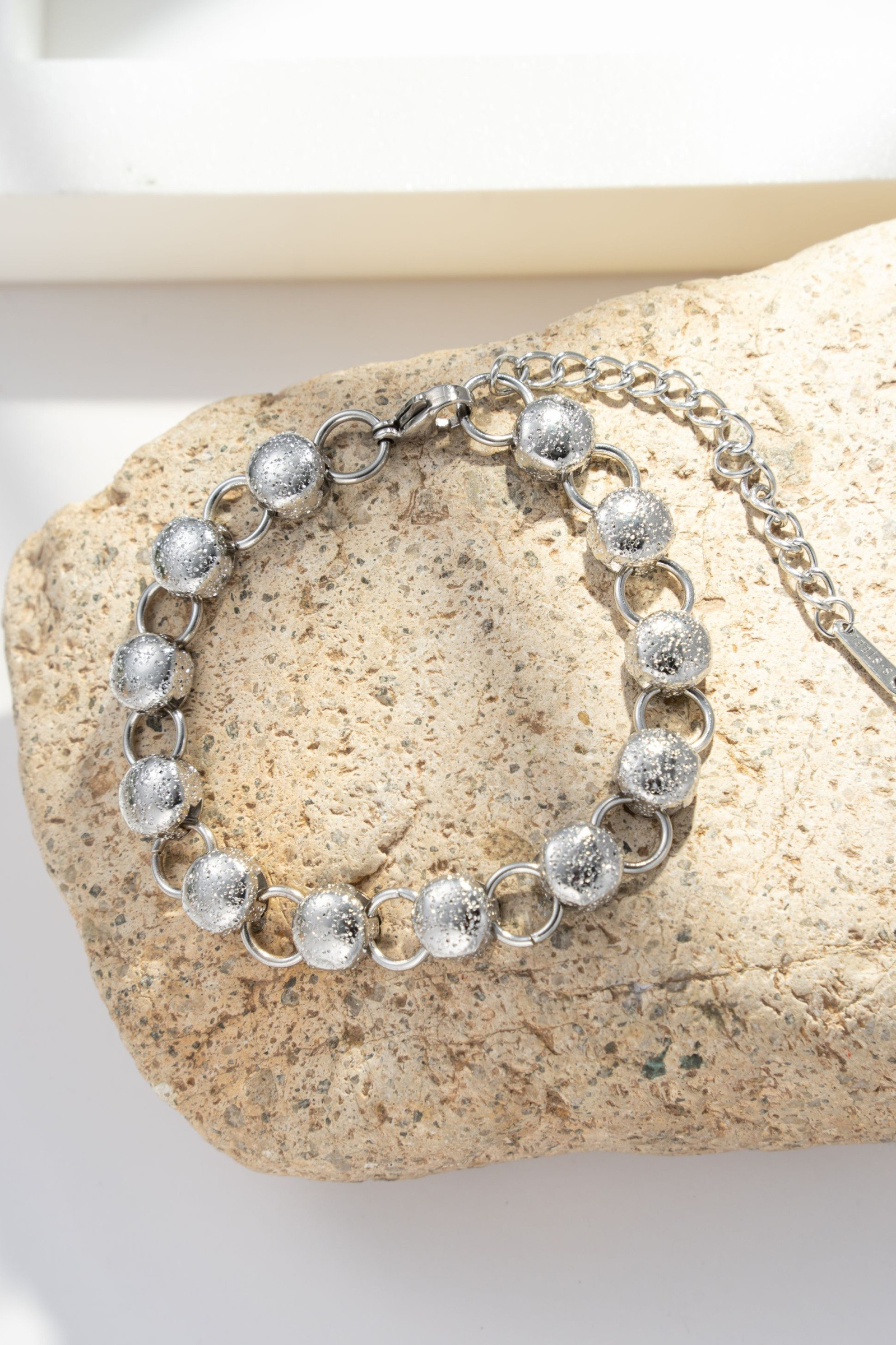 Wholesaler COSMOS - Silver-tone stainless steel bracelet, shiny beads and round links, minimalist style