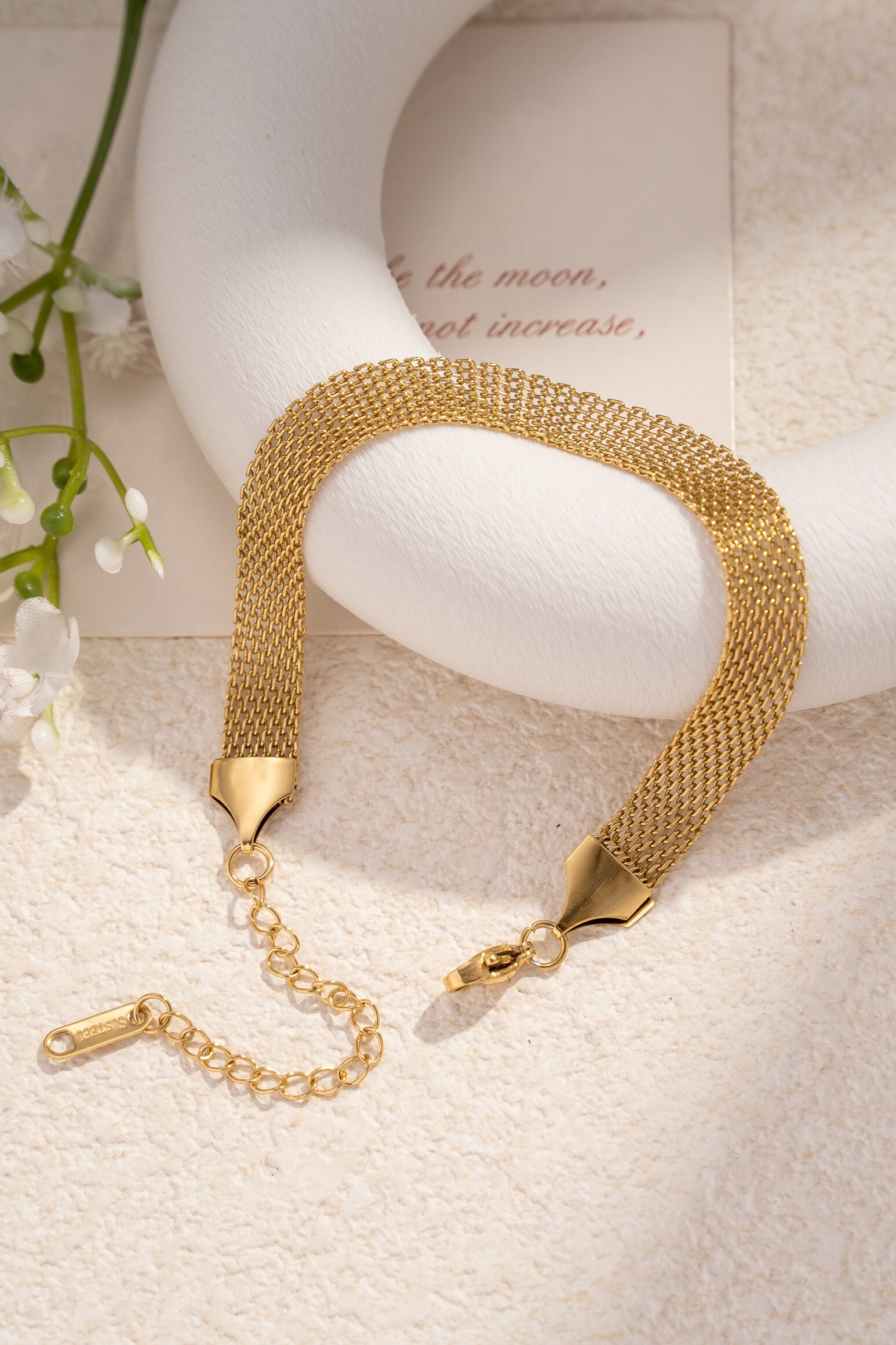 Grossiste COSMOS - Bracelet Maille Éclat Lunaire Élégance Fine Brillance Mystique