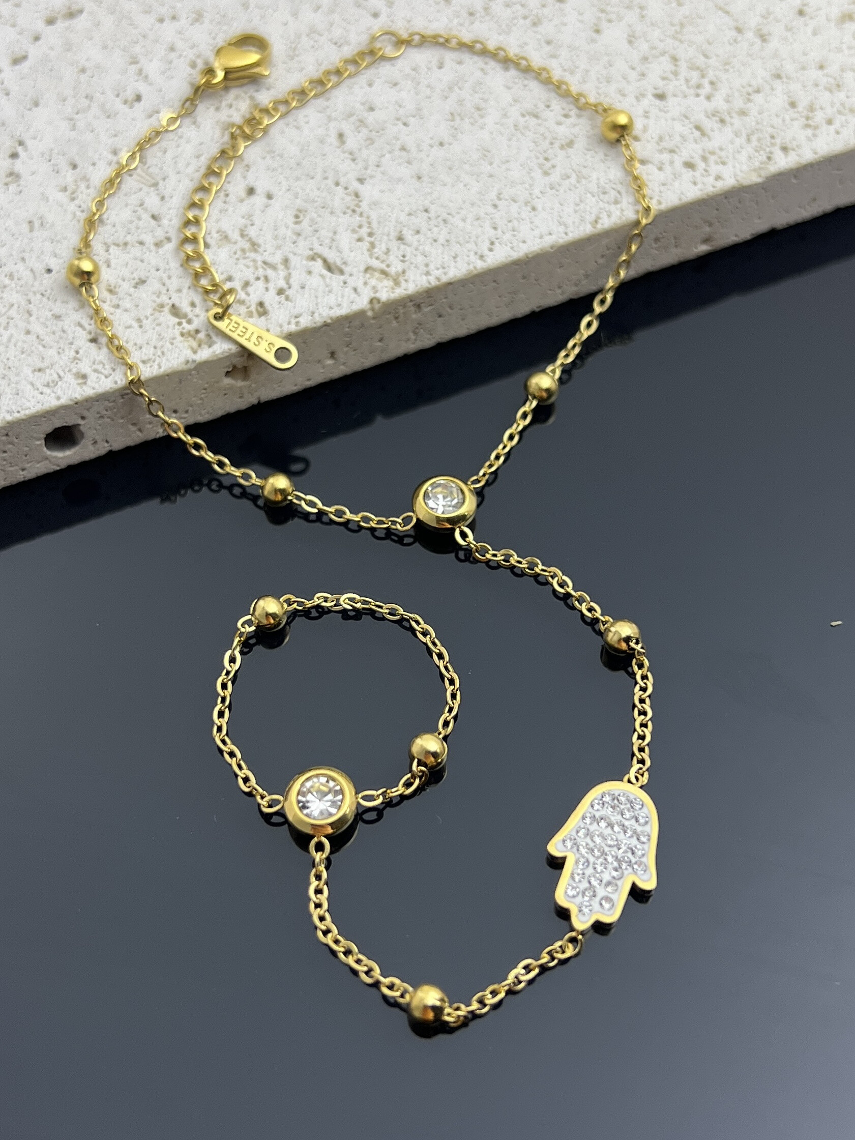 Wholesaler COSMOS - Golden hand bracelet with ring - Stainless steel and Hamsa hand motif