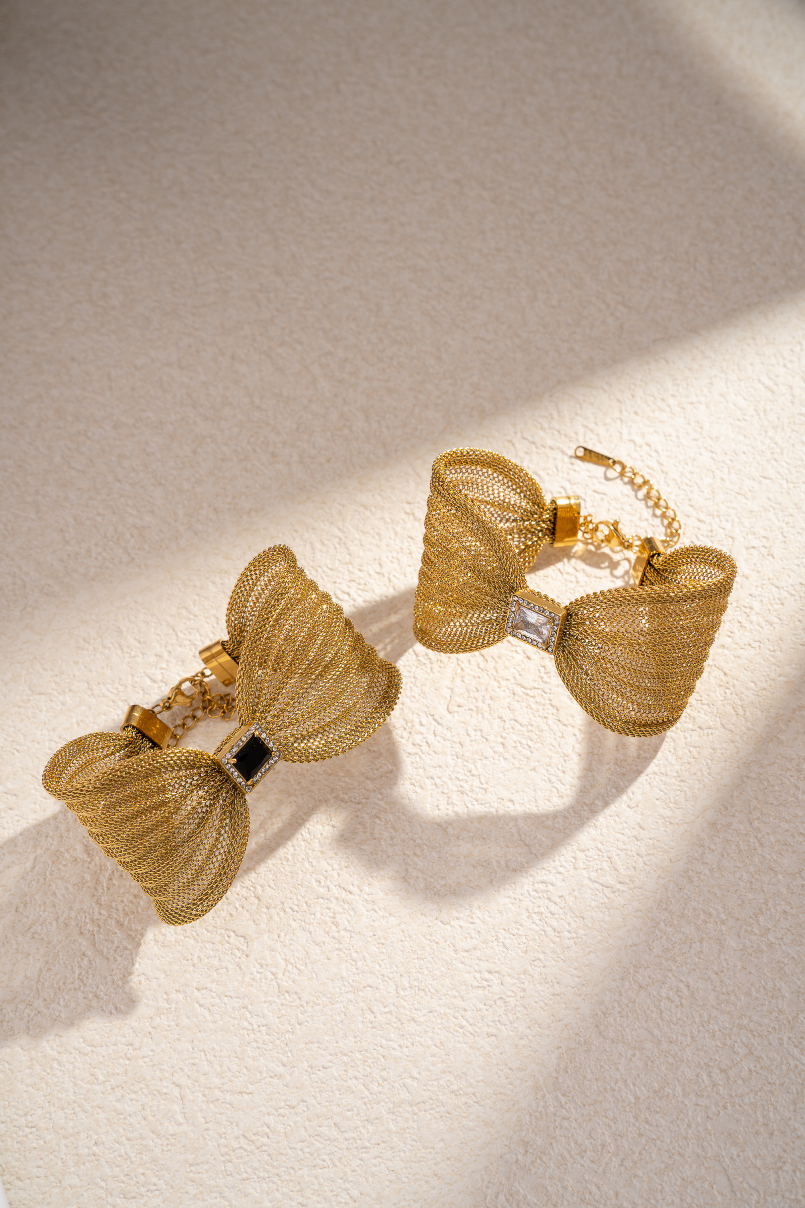 Grossiste COSMOS - Bracelets manchette dorés en maille avec nœud bijou central