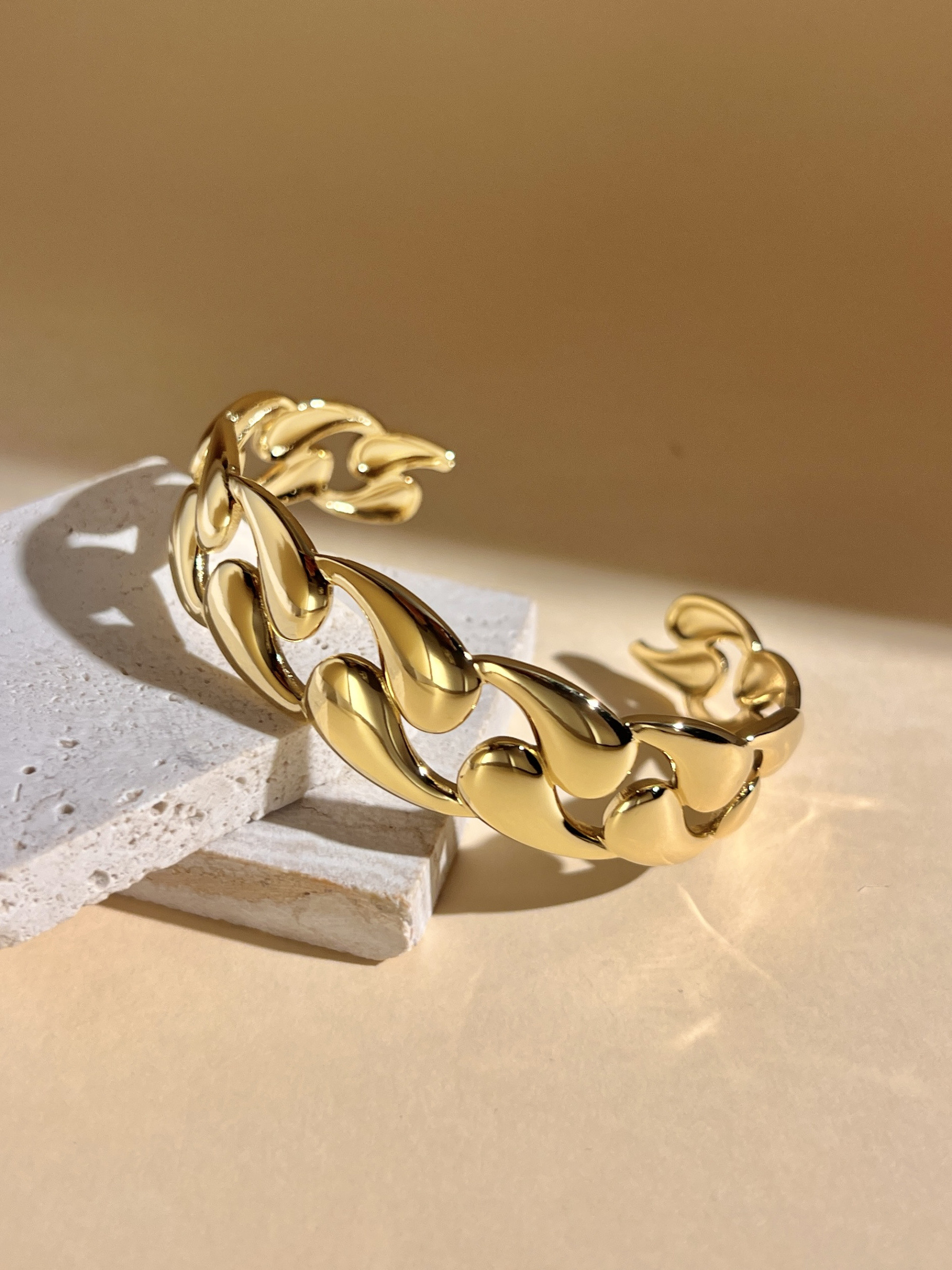 Wholesaler COSMOS - Sculpted Drop Link Bangle Bracelet - Shiny Gold in Stainless Steel