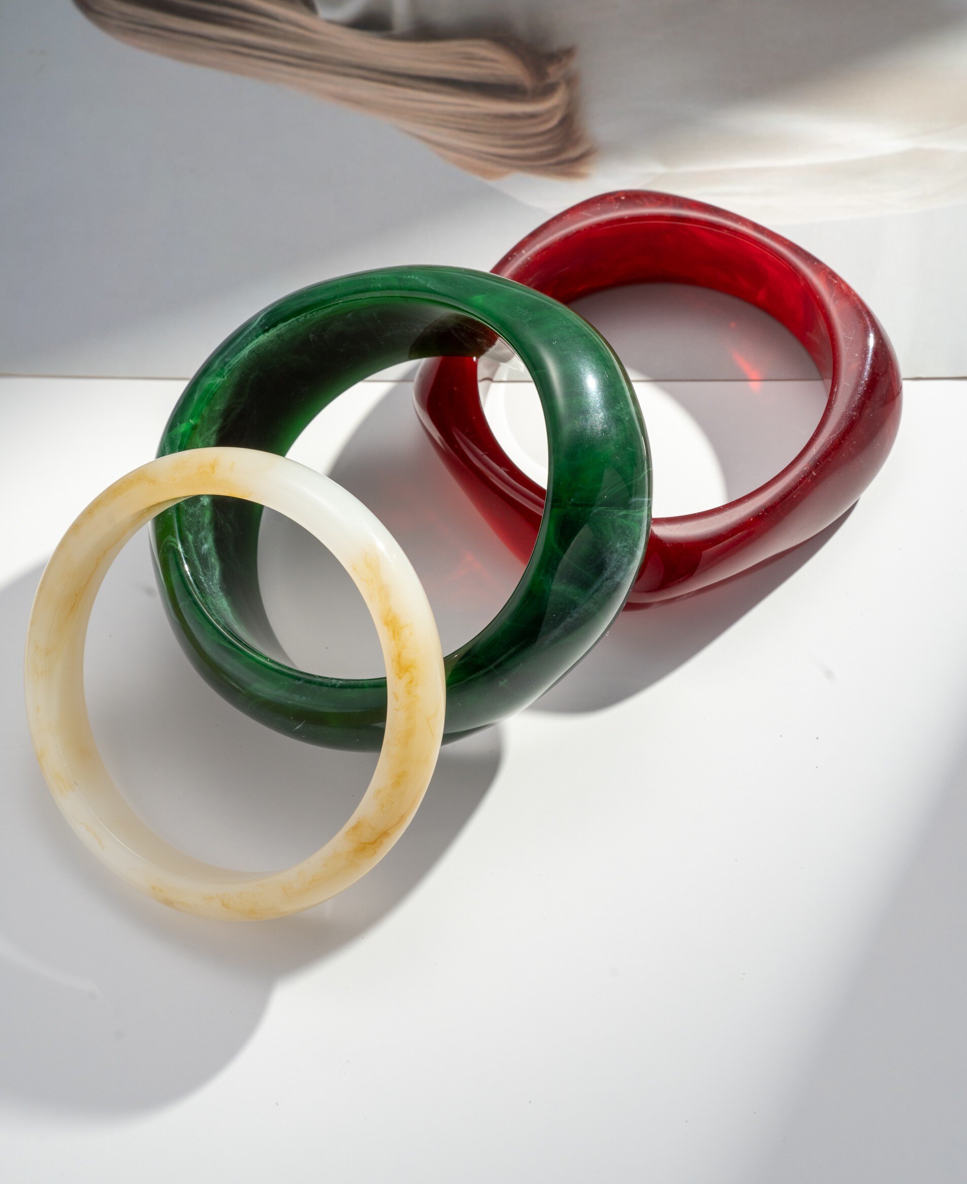 Grossiste COSMOS - Lot de 3 Bracelets Jonc Résine Vert Rouge Marbré Ecru Style Tendance Chic