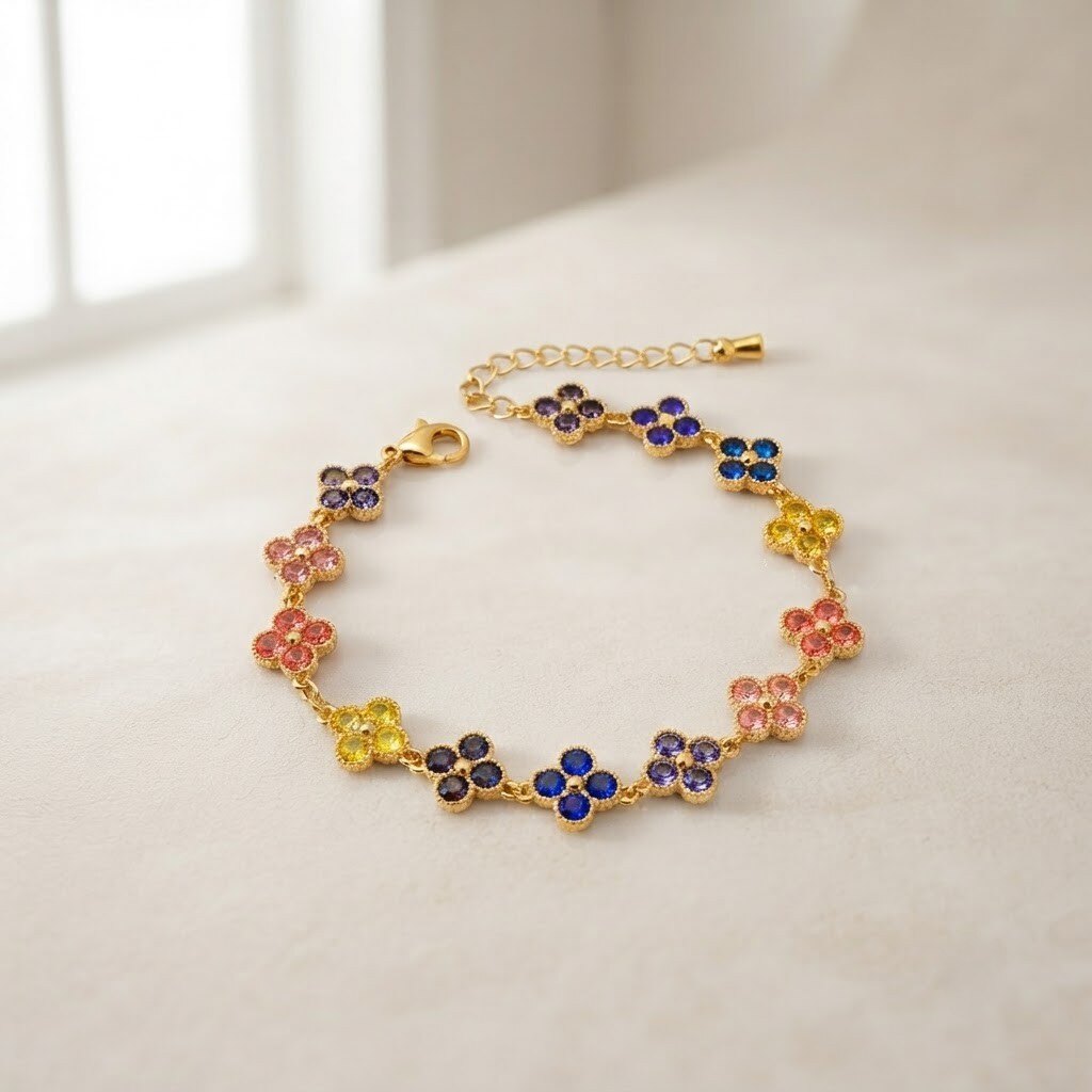 Großhändler COSMOS - Zarter und schicker Armreif aus goldfarbenem Edelstahl mit buntem Kristall-Kleeblatt, verstellbar und elegant