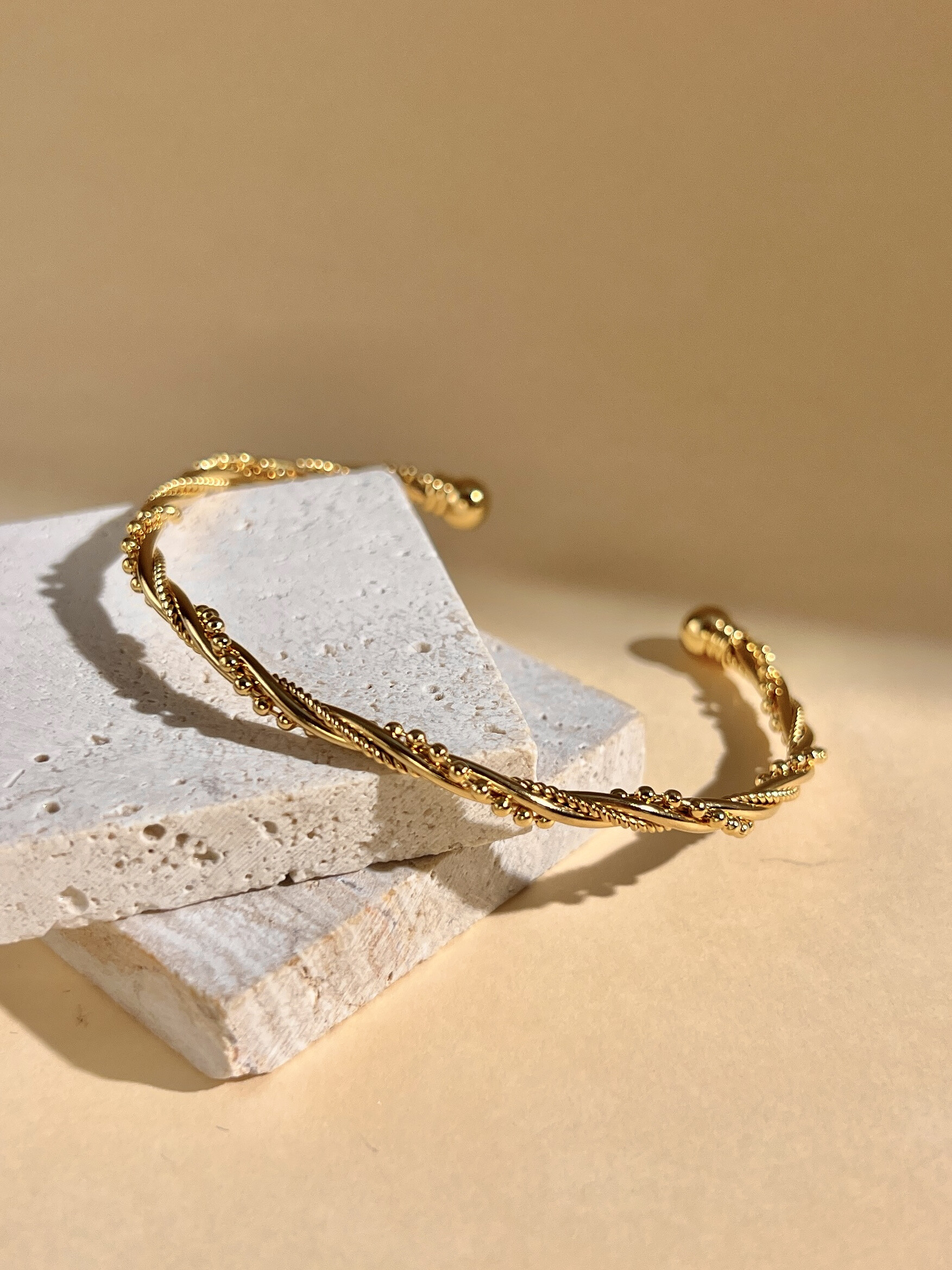 Grossiste COSMOS - Bracelet Jonc Fin Entrelacé – Acier Inoxydable