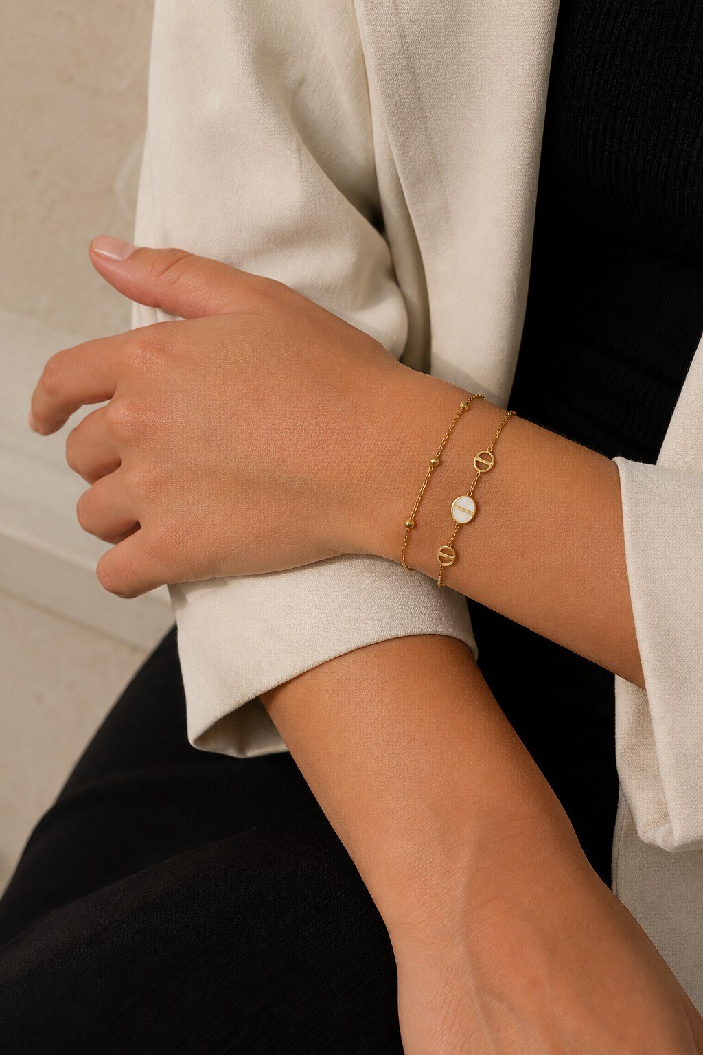 Großhändler COSMOS - Ovales Perlmutt-Armband aus vergoldetem Edelstahl mit feiner Kette und elegantem Anhänger