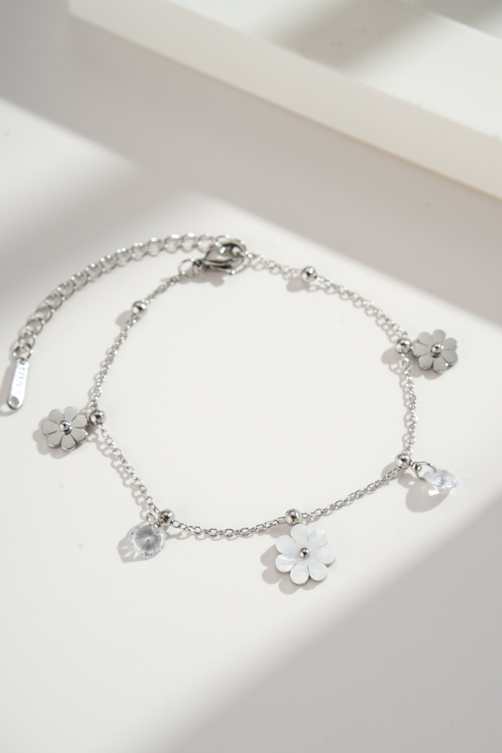 Wholesaler COSMOS - Dew flower bracelet in gold or silver, with sparkling crystals and petals
