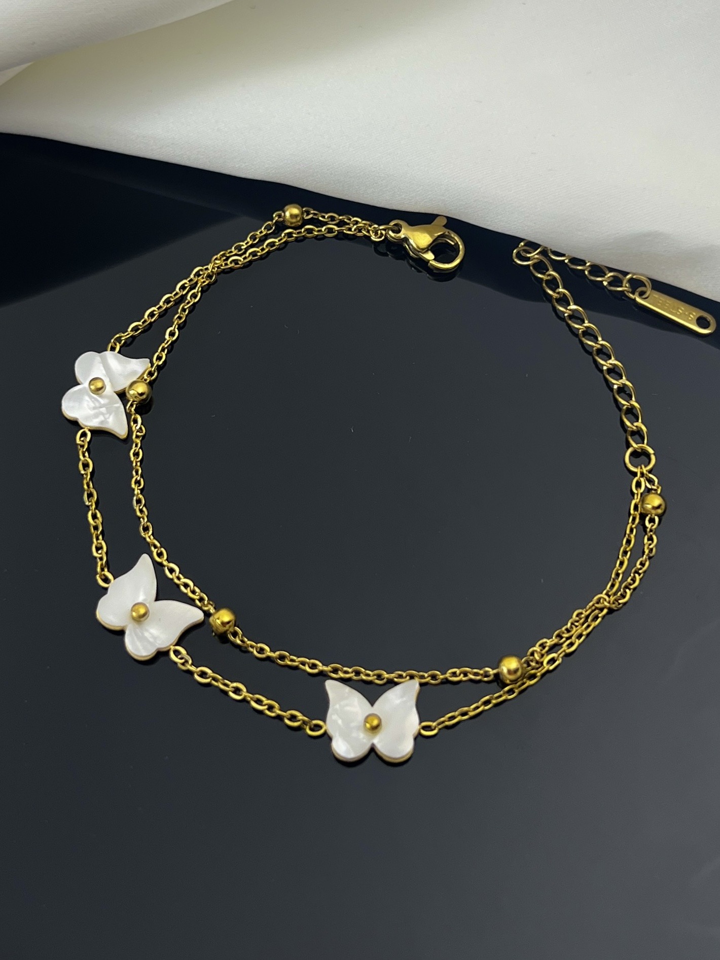 Grossista COSMOS - Bracciale doppio giro in acciaio inossidabile dorato con farfalle in madreperla