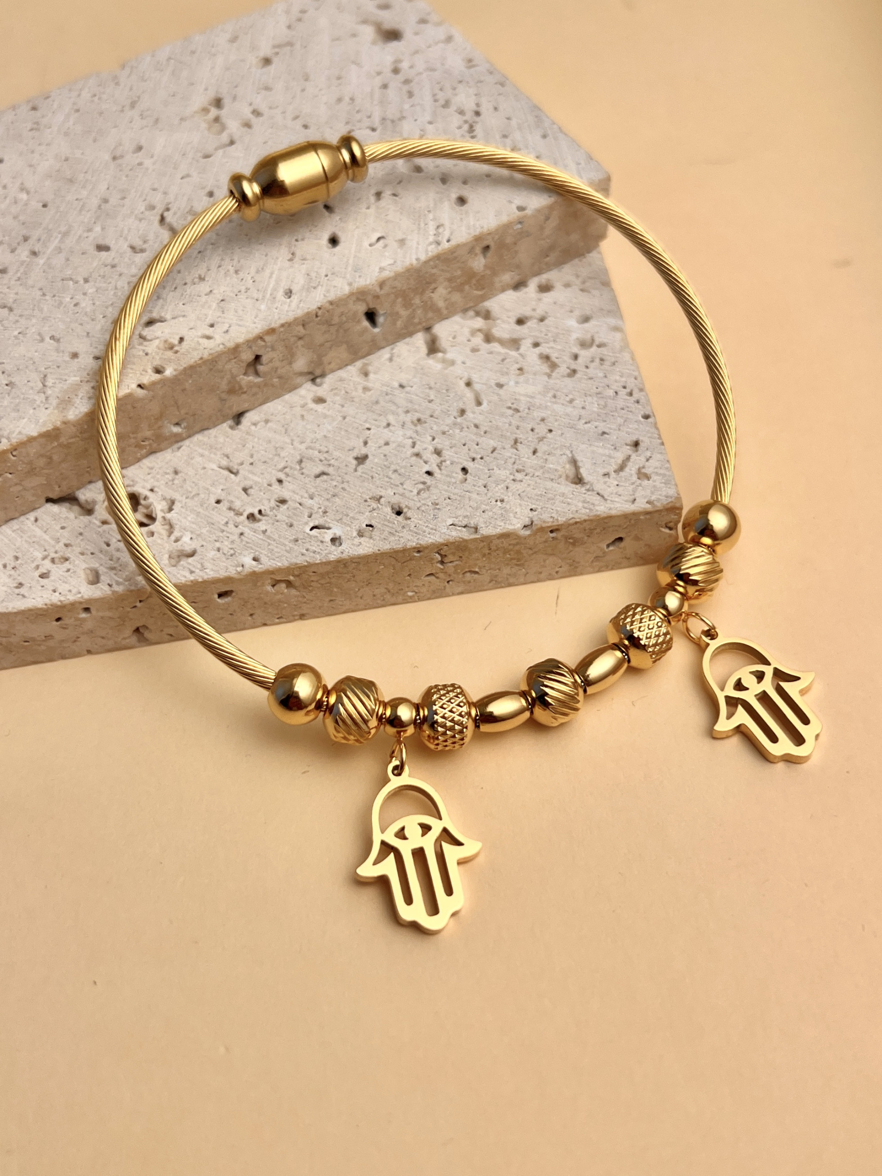Grossista COSMOS - Bracciale rigido raffinato dorato con ciondolo a mano di Fatima in acciaio inossidabile