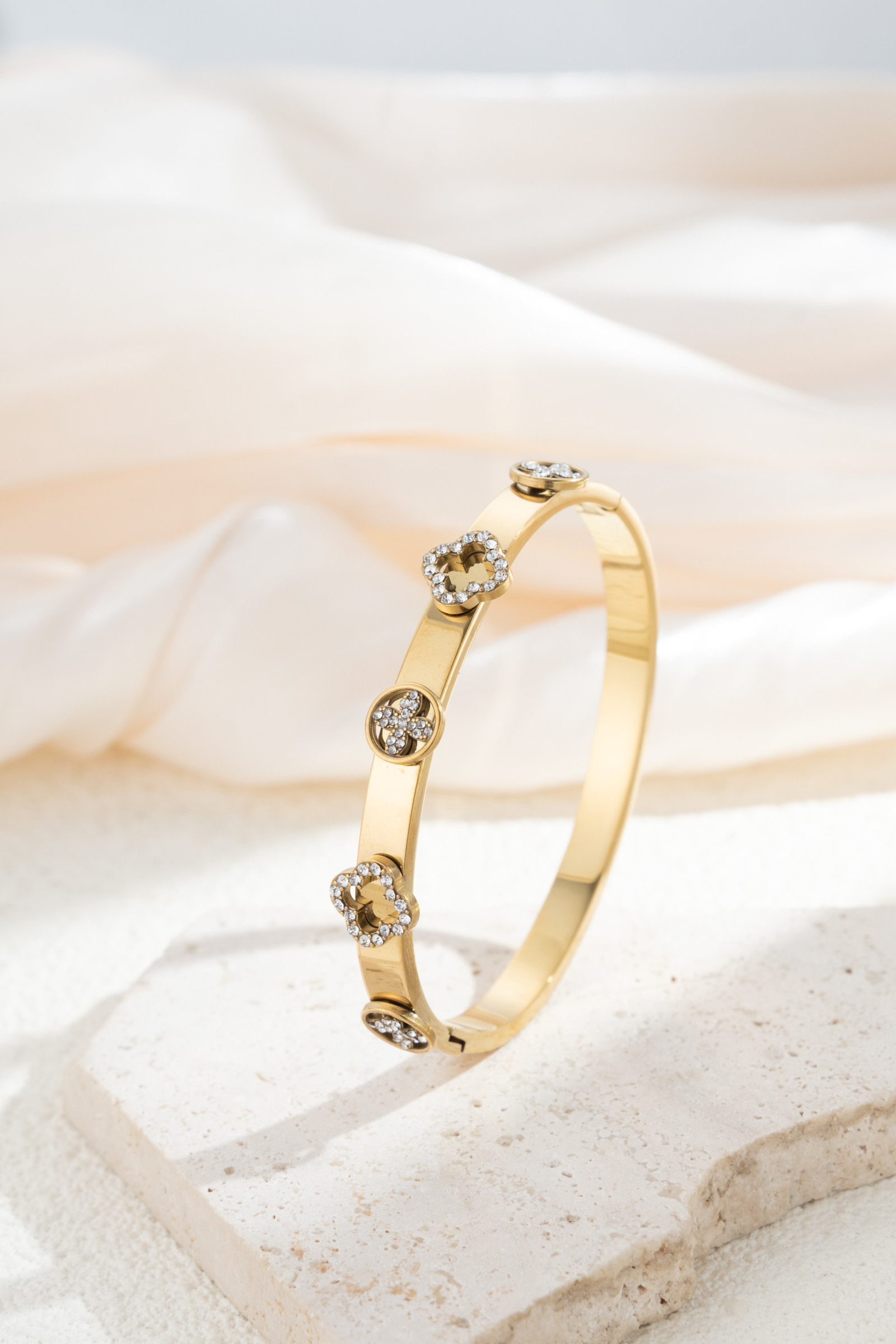 Mayorista COSMOS - Pulsera de flores en acero inoxidable dorado, brillo cristalino elegante y atemporal, a la moda