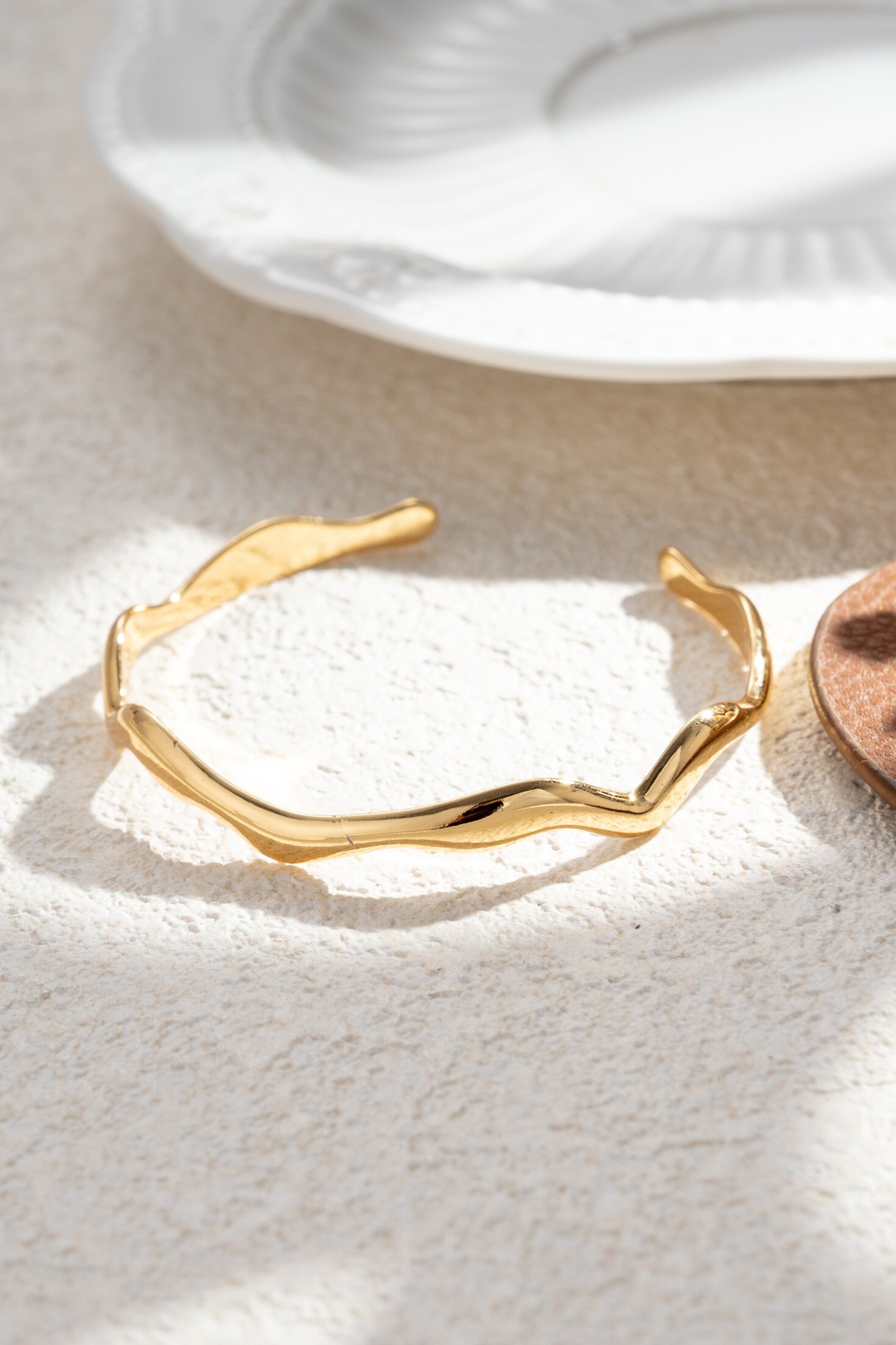 Wholesaler COSMOS - Golden Wavy Cuff Bracelet Stainless Steel Chic Modern Sculptural Light Elegant