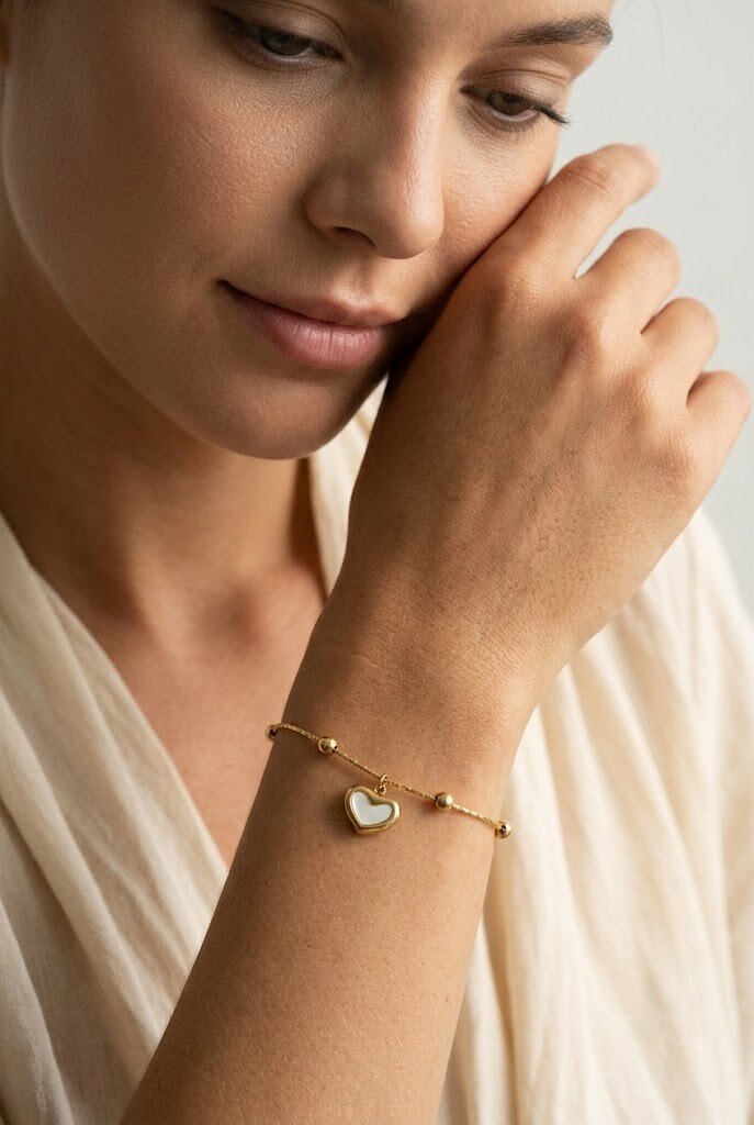 Grossiste COSMOS - Bracelet fin cœur blanc nacré billes délicates femme doré argenté acier inoxydable tendance