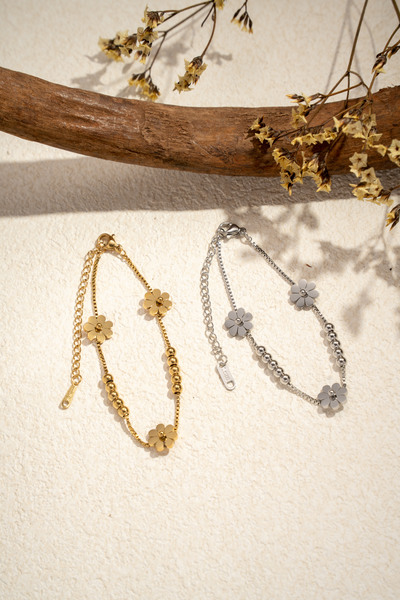 Wholesaler COSMOS - Set of 2 stainless steel bracelets in gold and silver with floral patterns and delicate charms Wholesaler COSMOS - Set of 2 stainless steel bracelets in gold and silver with floral patterns and delicate charms