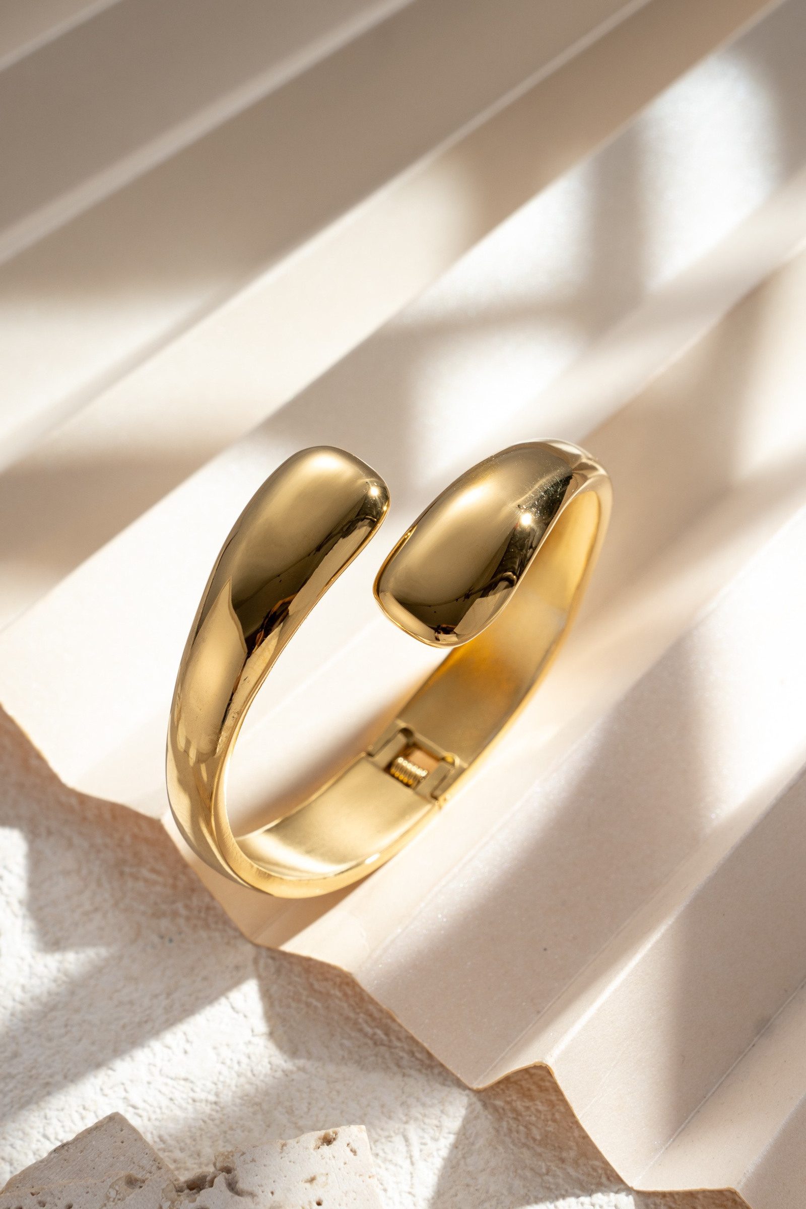 Wholesaler COSMOS - Modern minimalist open gold bracelet with smooth curves for chic, elegant, trendy women