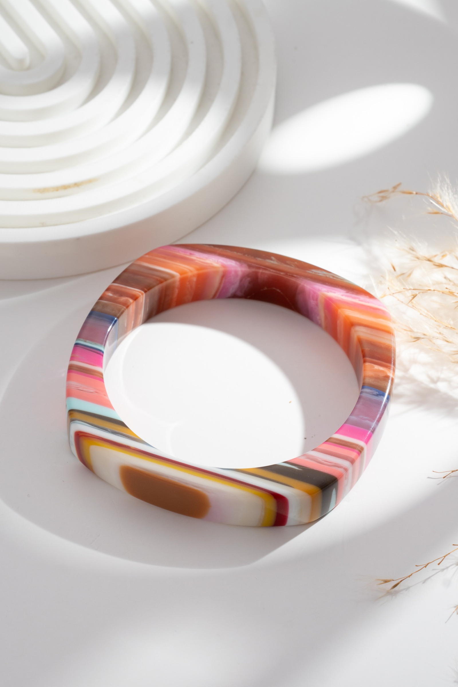 Grossiste COSMOS - Bracelet jonc résine multicolore rayé, nuances uniques, design artistique chic tendance