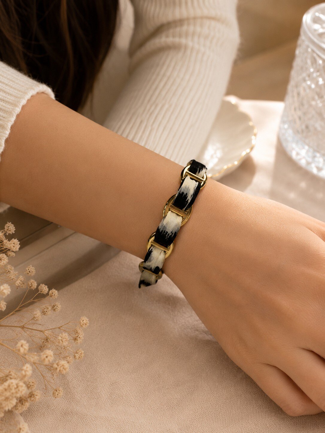 Grossiste COSMOS - Bracelet jonc maille ovale doré tressé tissu imprimé noir blanc style moderne