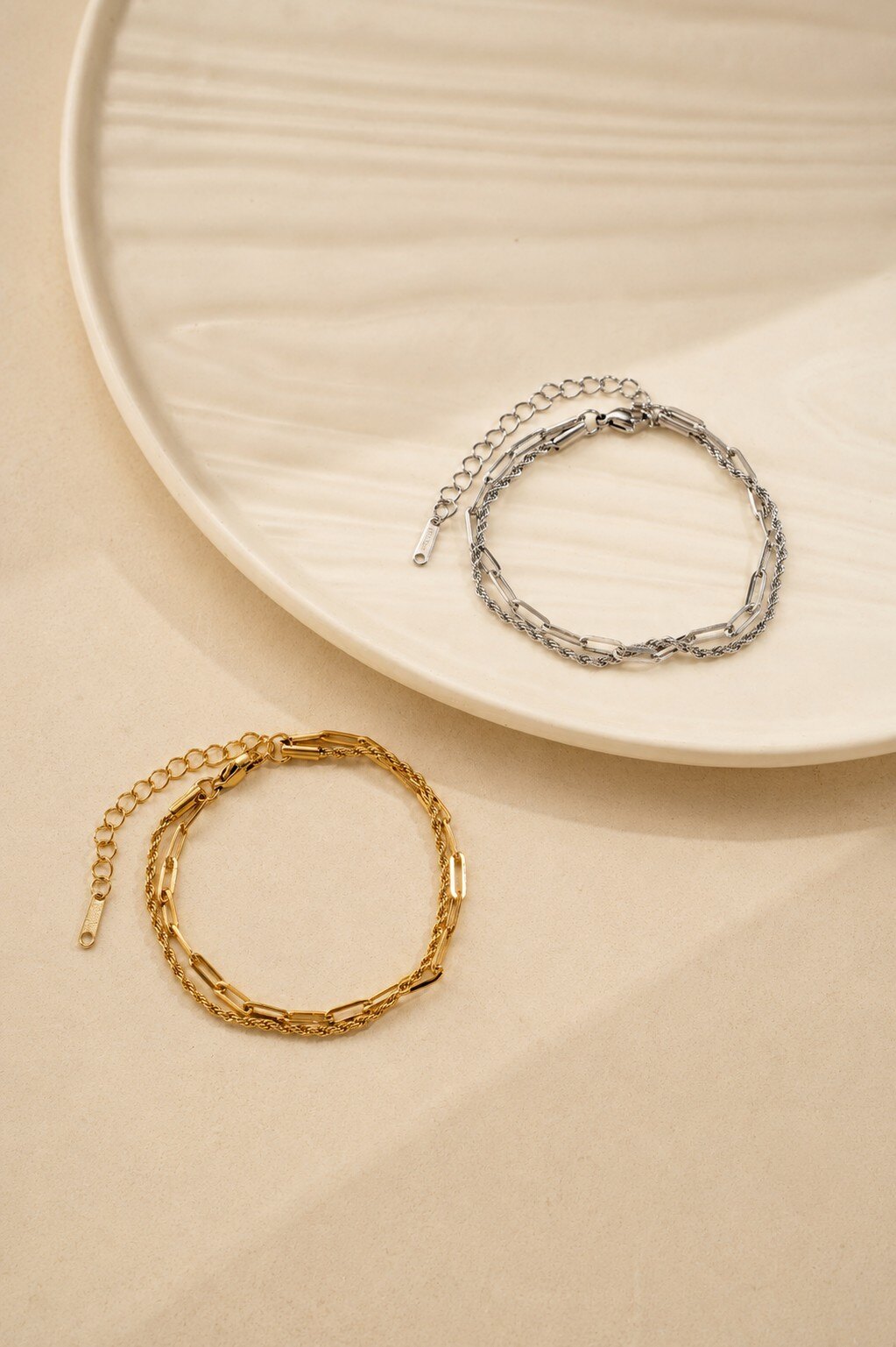 Großhändler COSMOS - Set aus 2 Edelstahlarmbändern in Gold und Silber mit modernen eleganten gedrehten Gliedern