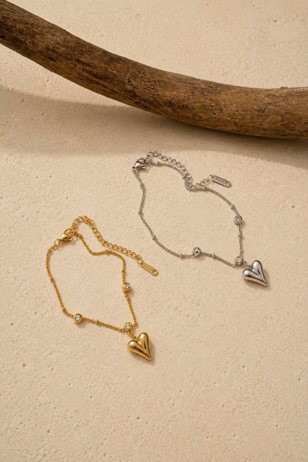 Grossista COSMOS - Set di 2 braccialetti in acciaio inossidabile dorato e argentato con motivi a cuore e cristalli delicati