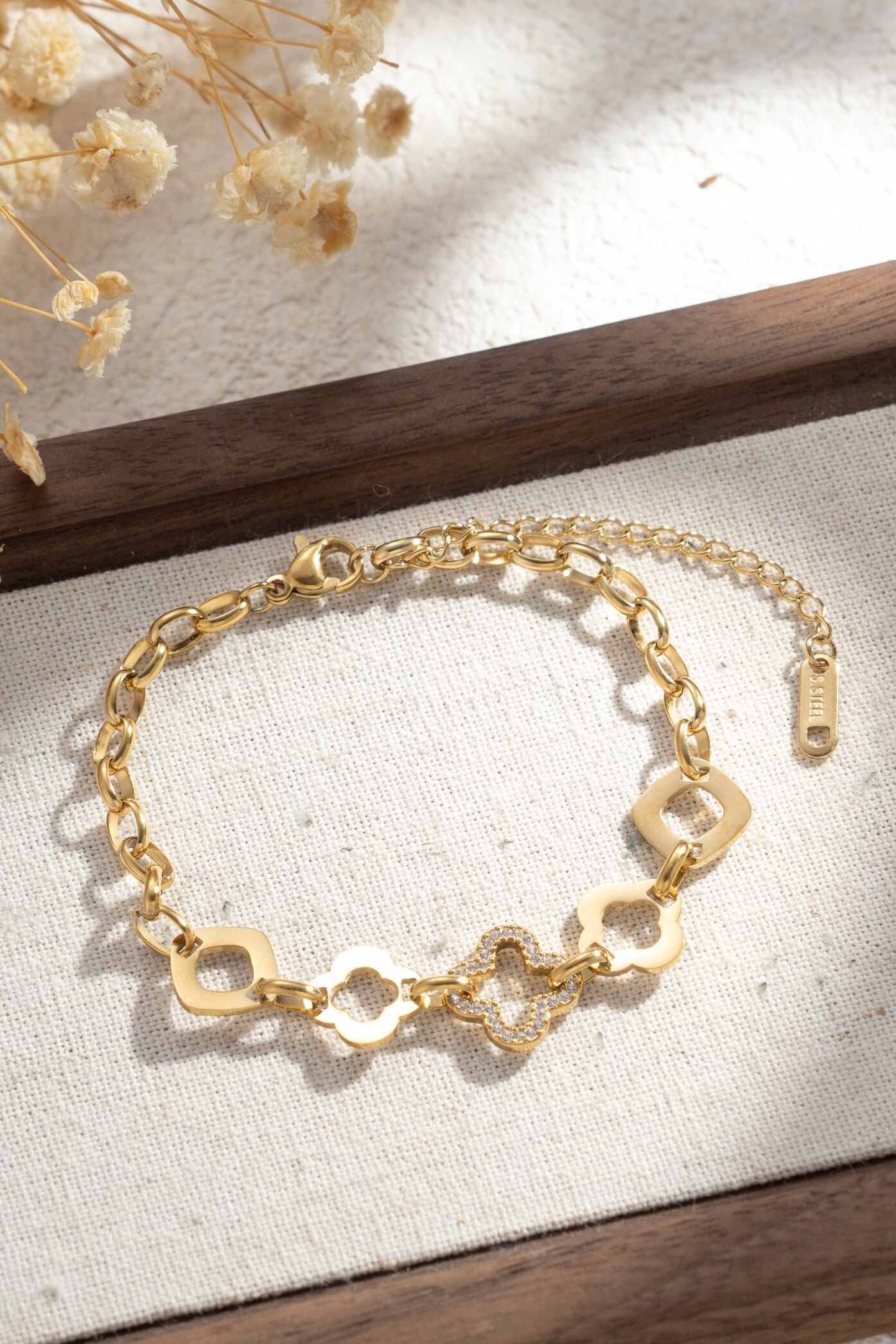 Wholesaler COSMOS - Chic and trendy adjustable gold geometric square clover rhinestone bracelet