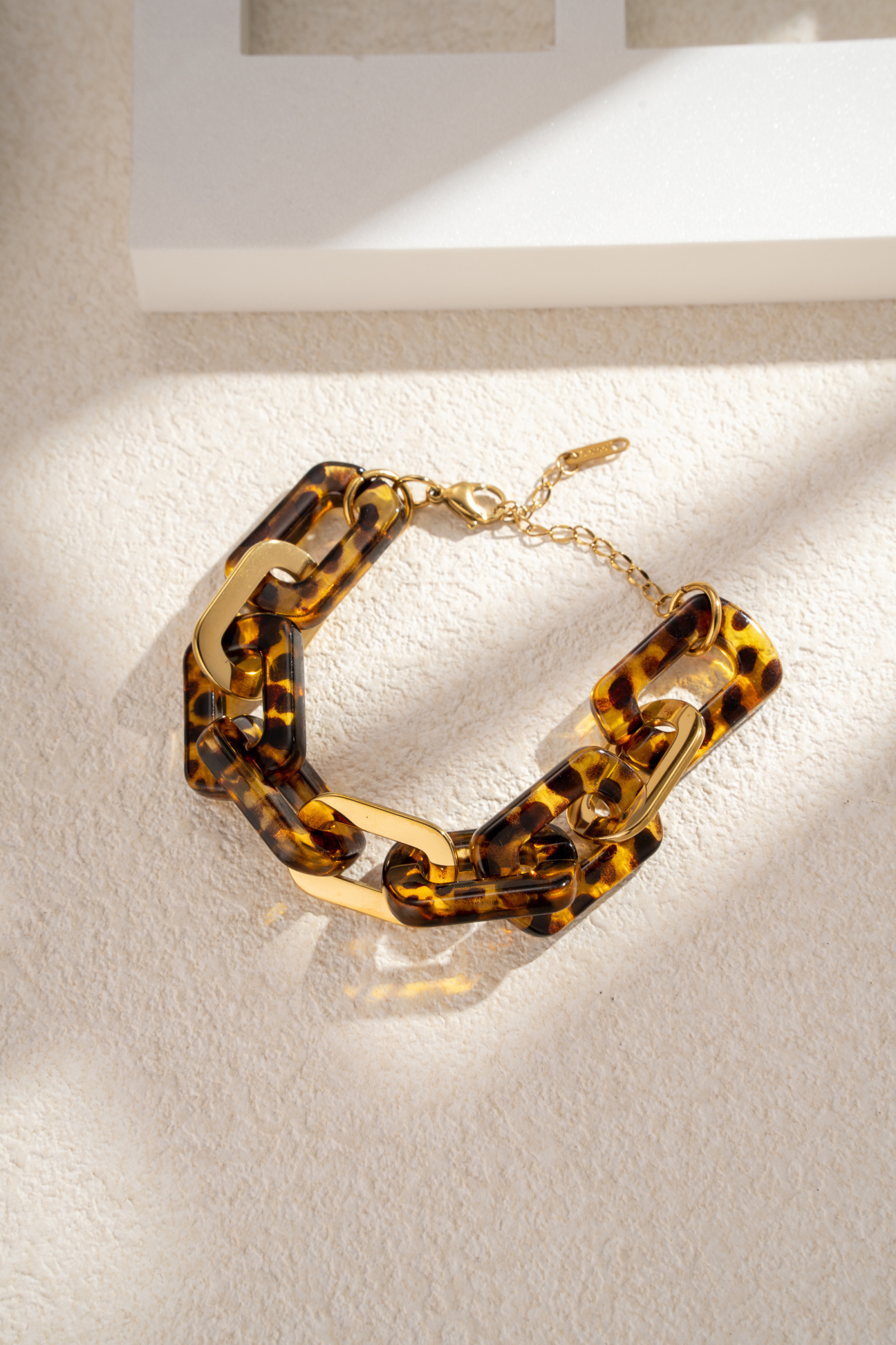 Mayorista COSMOS - Pulsera de estilo audaz y chic con eslabones de cadena dorados y carey ámbar de acrílico