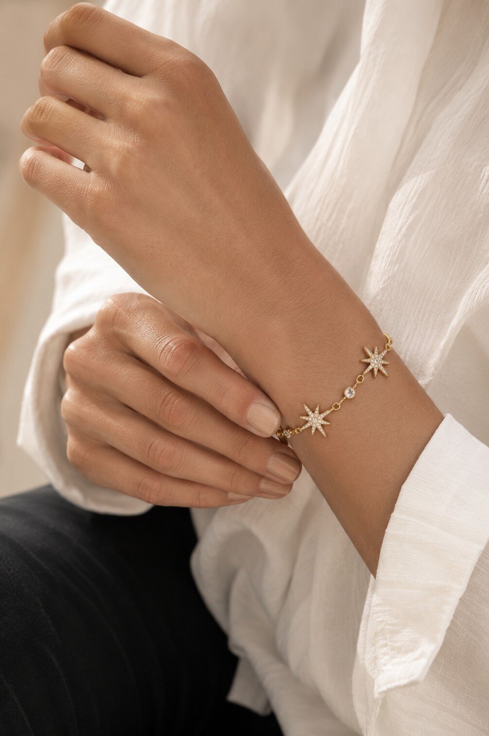 Wholesaler COSMOS - Gold-plated stainless steel bracelet with star inlays, featuring a fine, elegant, chic, and shiny chain