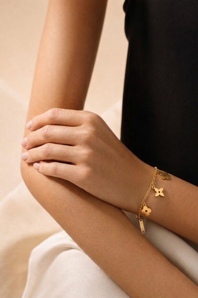 Wholesaler COSMOS - Gold bracelet with floral charms in stainless steel, delicate, minimalist, elegant, feminine, chic