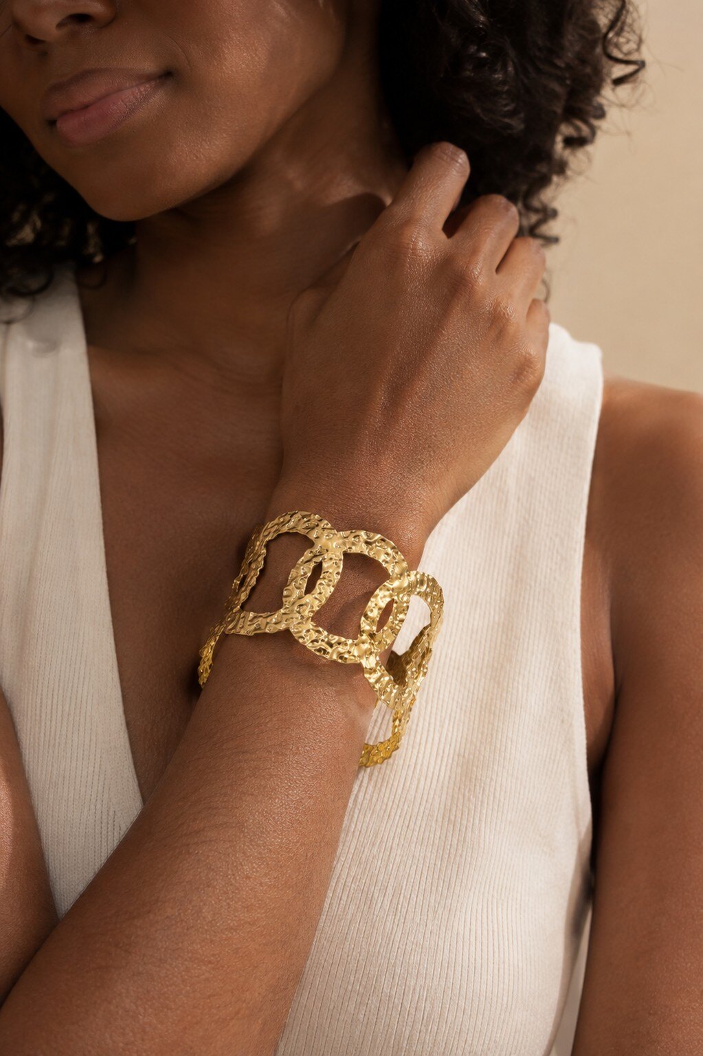 Großhändler COSMOS - Breites, strukturiertes, modernes, elegantes Armband aus goldfarbenem, gehämmertem Edelstahl