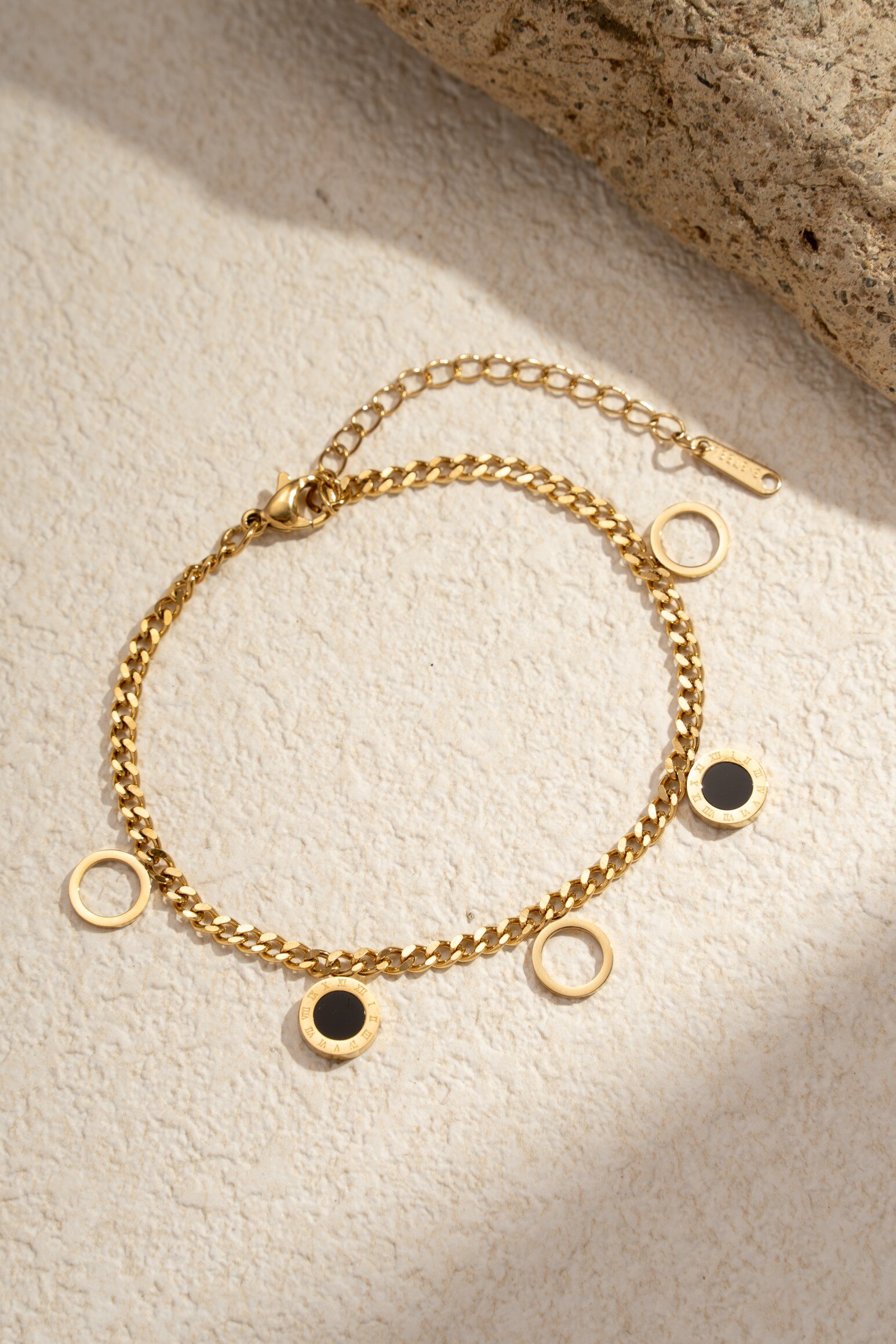 Grossista COSMOS - Bracciale rotondo nero in acciaio inossidabile con accenti dorati e argentati, moderno, grafico, elegante, alla moda