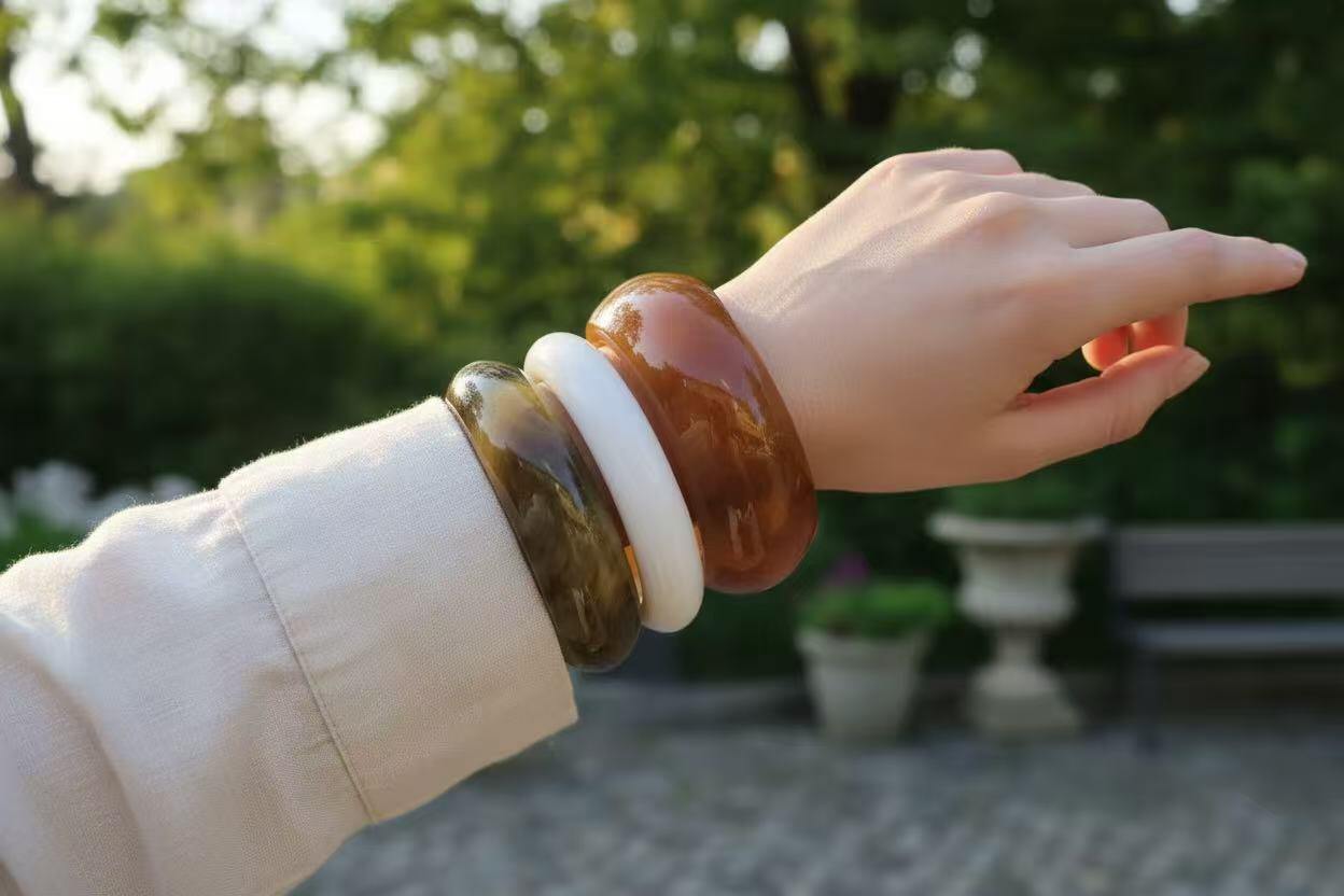 Grossista COSMOS - Set di 3 bracciali in resina spessa con effetto marmorizzato in bianco, ambra e kaki