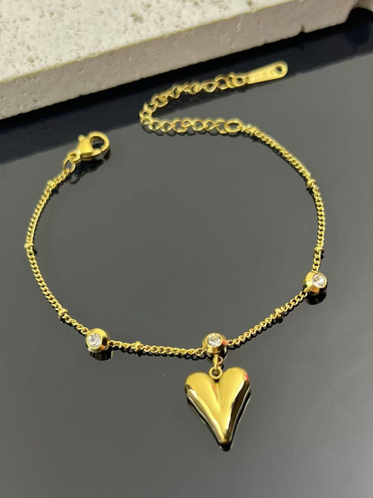 Grossista COSMOS - Bracciale in acciaio inossidabile placcato oro con ciondolo a cuore e strass