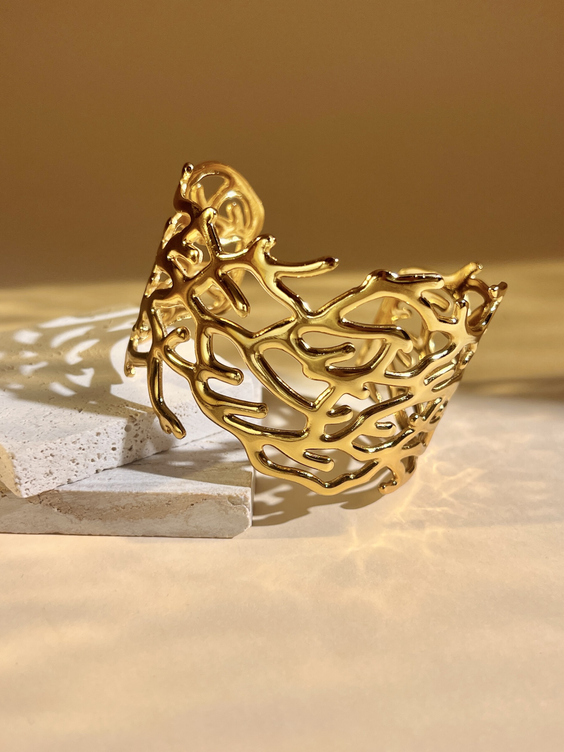 Grossista COSMOS - Bracciale rigido dorato con design chic di corallo, acciaio inossidabile