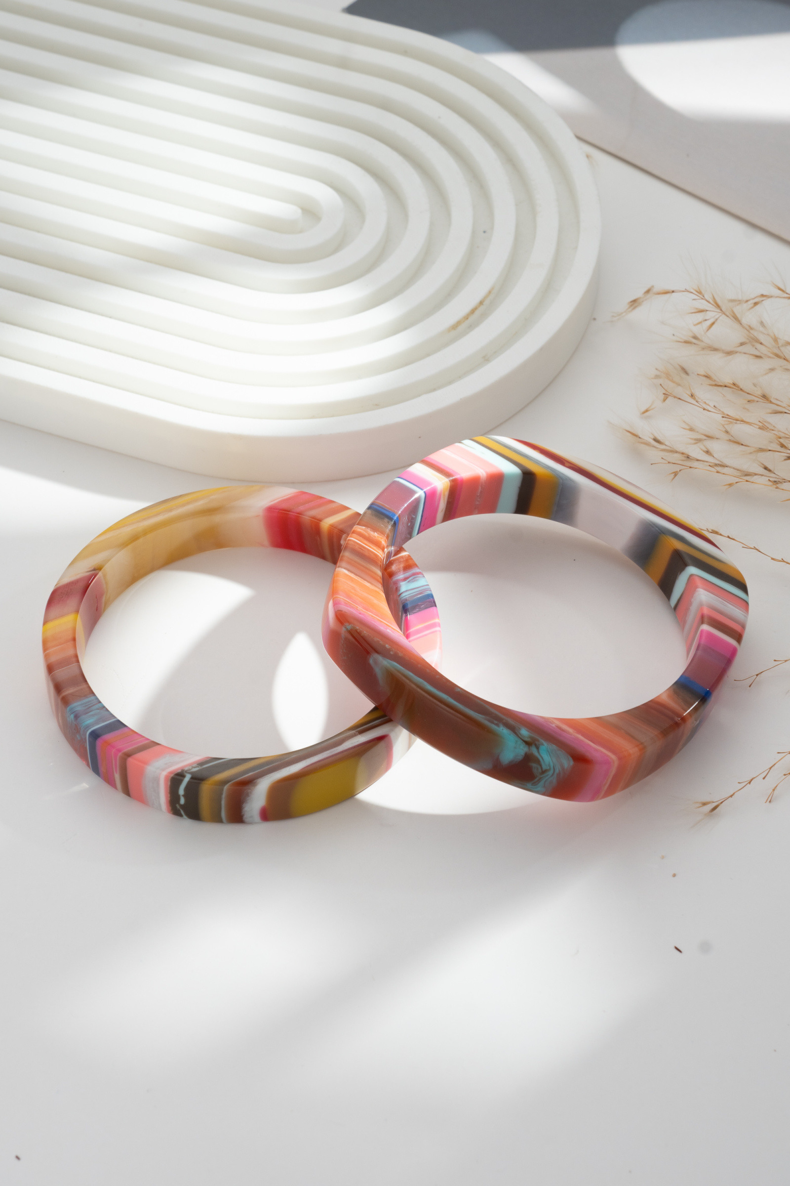Mayorista COSMOS - Conjunto de dos pulseras de resina multicolor, redondas y rectangulares, tonos únicos, diseño artístico de moda