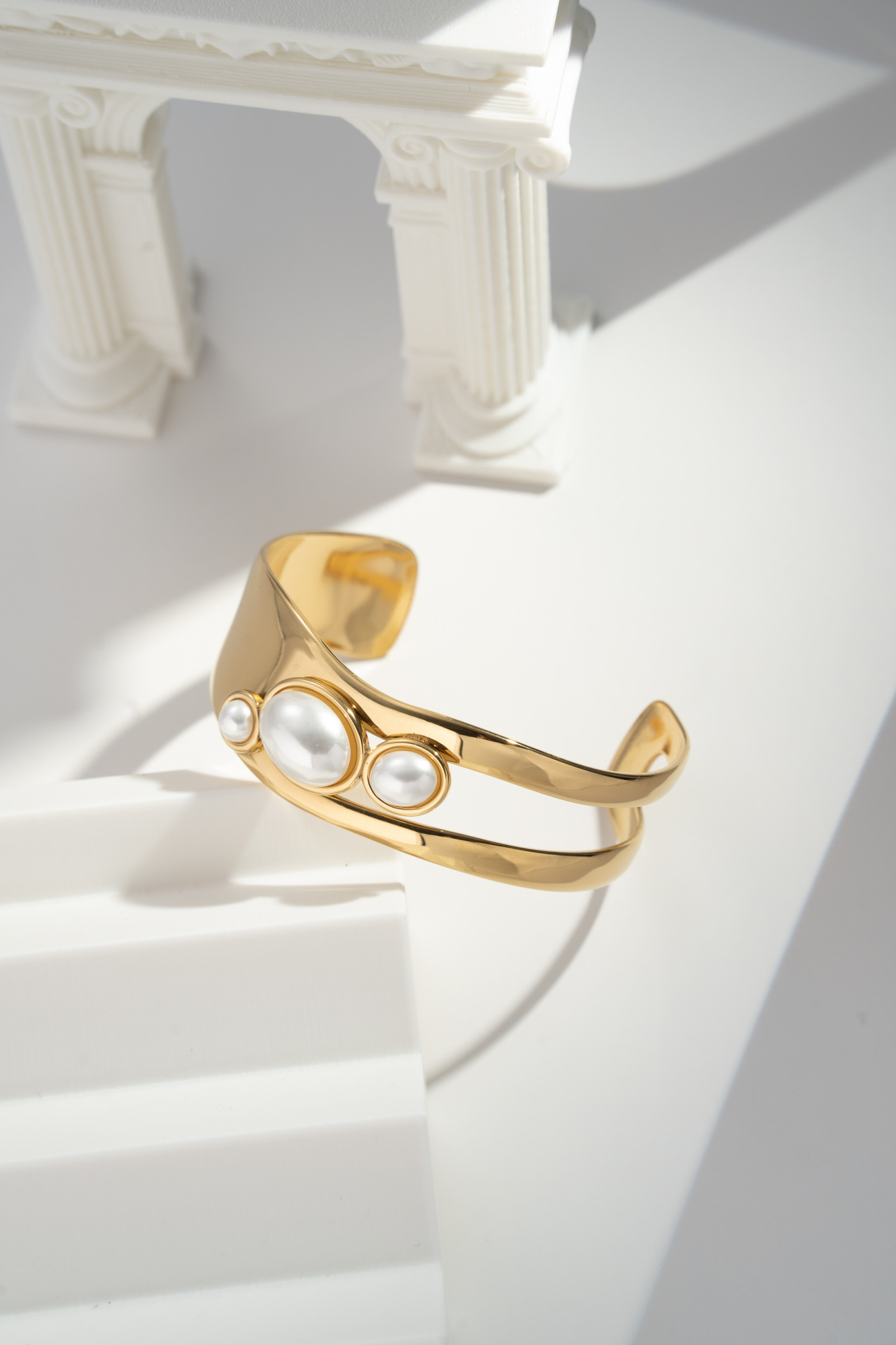 Großhändler COSMOS - Goldenes Manschettenarmband Edelstahl Natursteine