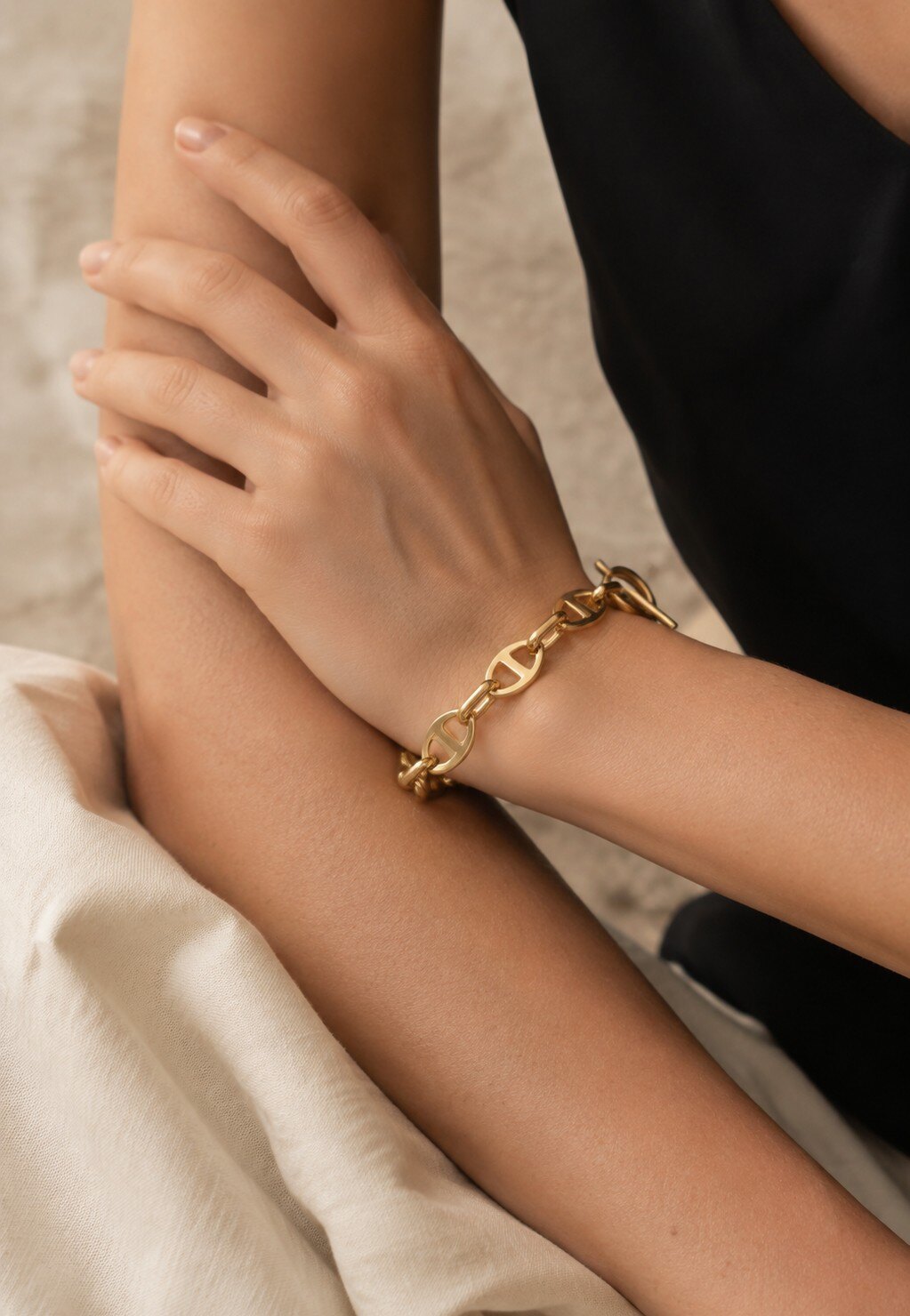 Grossiste COSMOS - Bracelet doré maillons ajourés acier inoxydable fermoir toggle moderne élégant chic