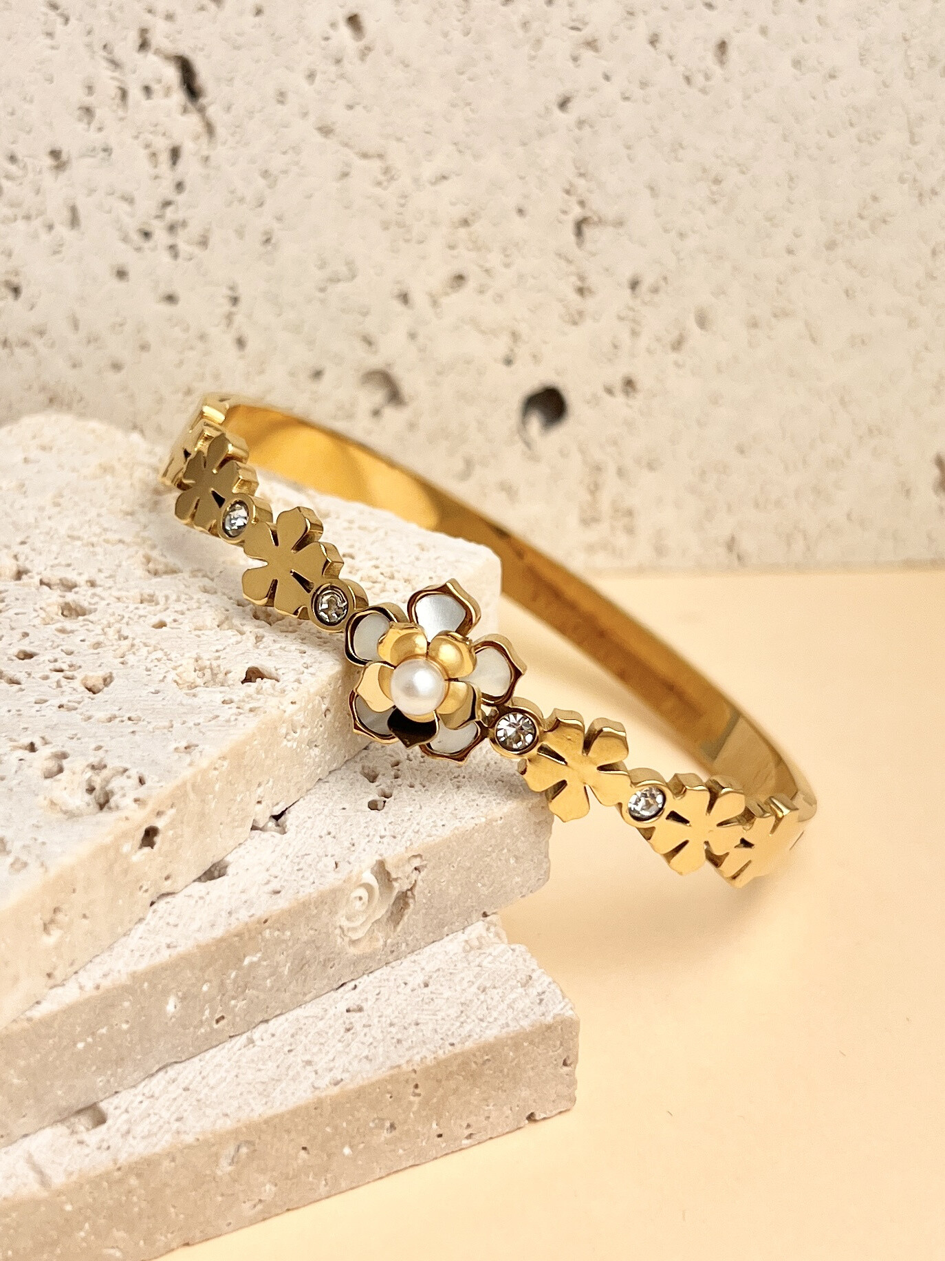 Grossista COSMOS - Bracciale Rigido Fiore & Perla - Acciaio Inossidabile