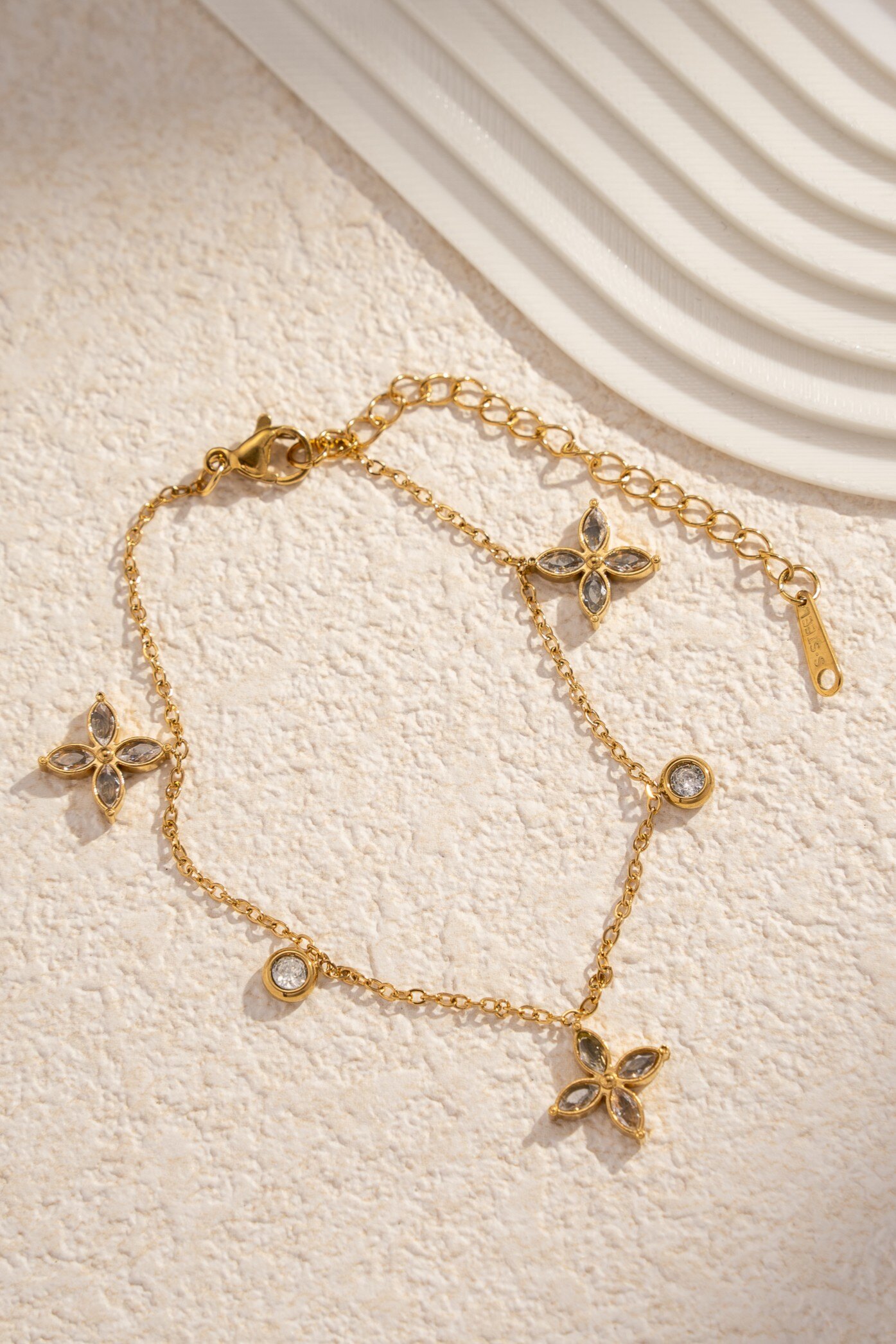 Grossiste COSMOS - Bracelet trèfle doré en acier inoxydable avec breloque fleur et strass
